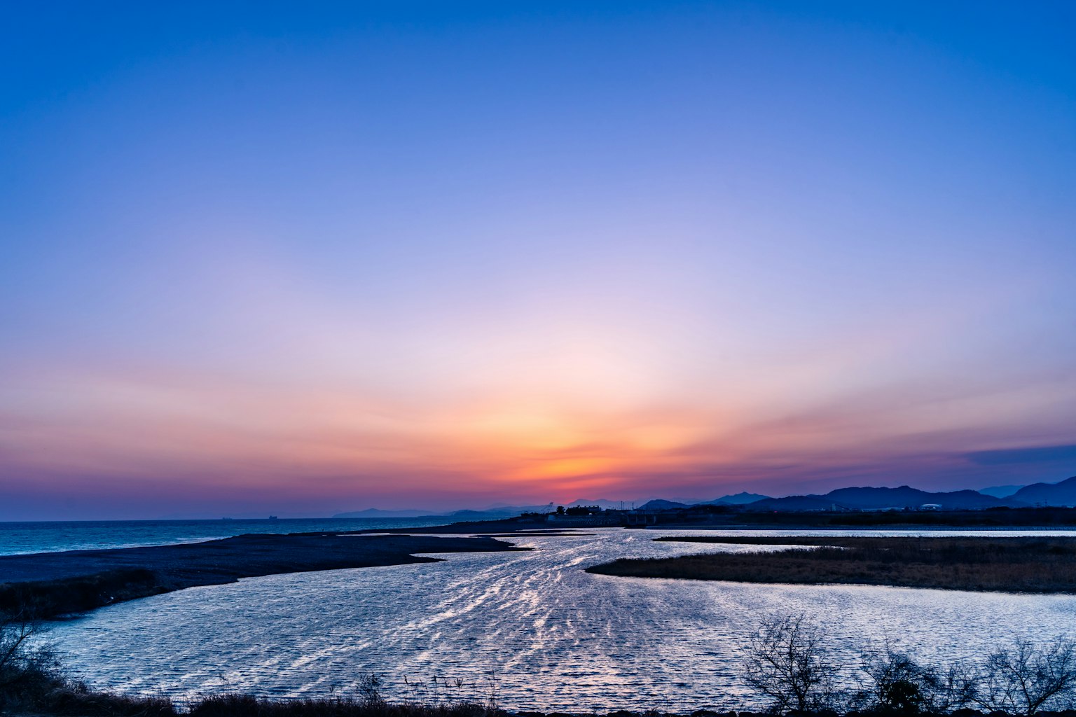 Bellissimo tramonto sull'oceano con riflessi sull'acqua calma