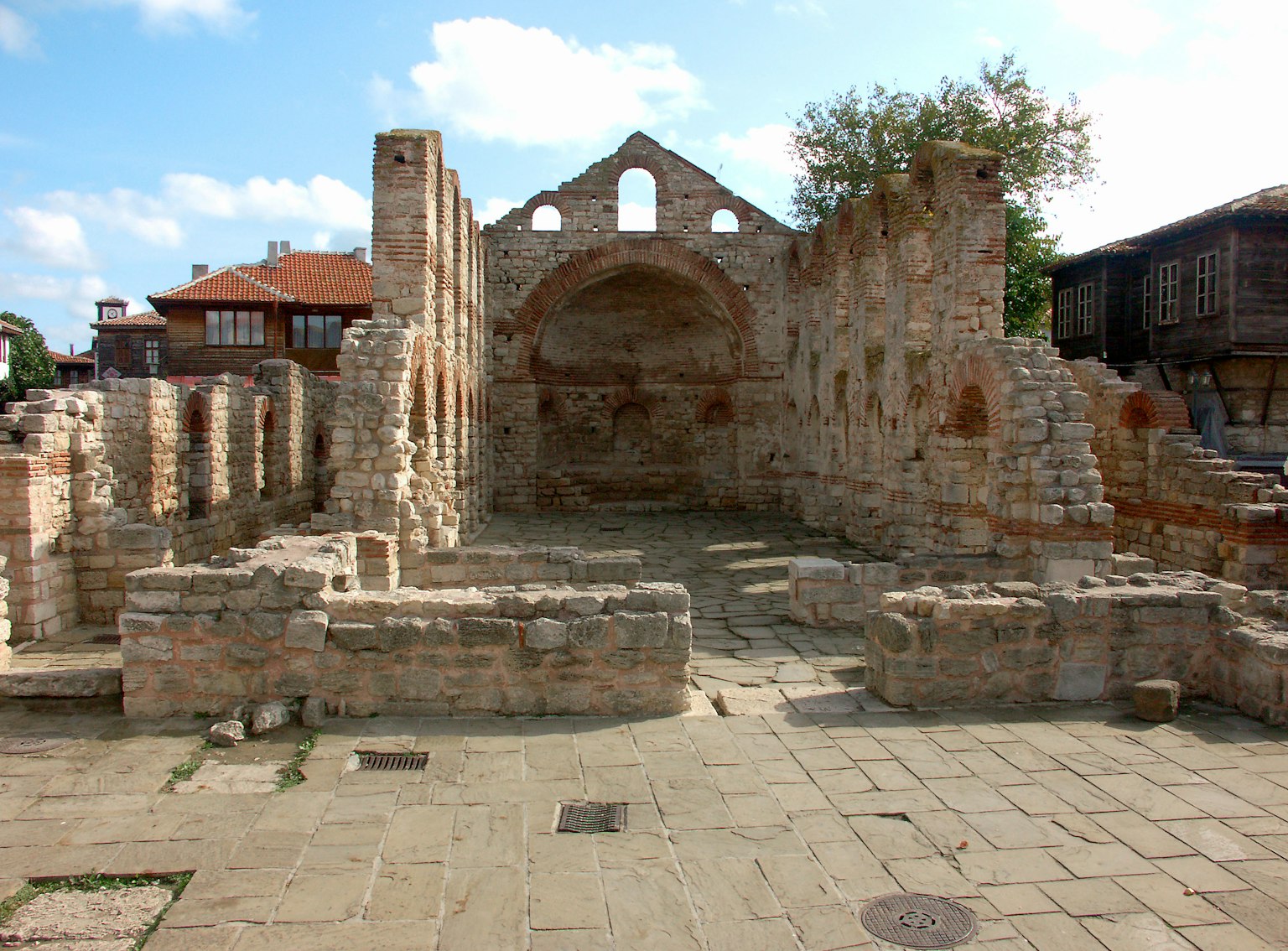 Vue intérieure d'une ruine en pierre historique avec des arches