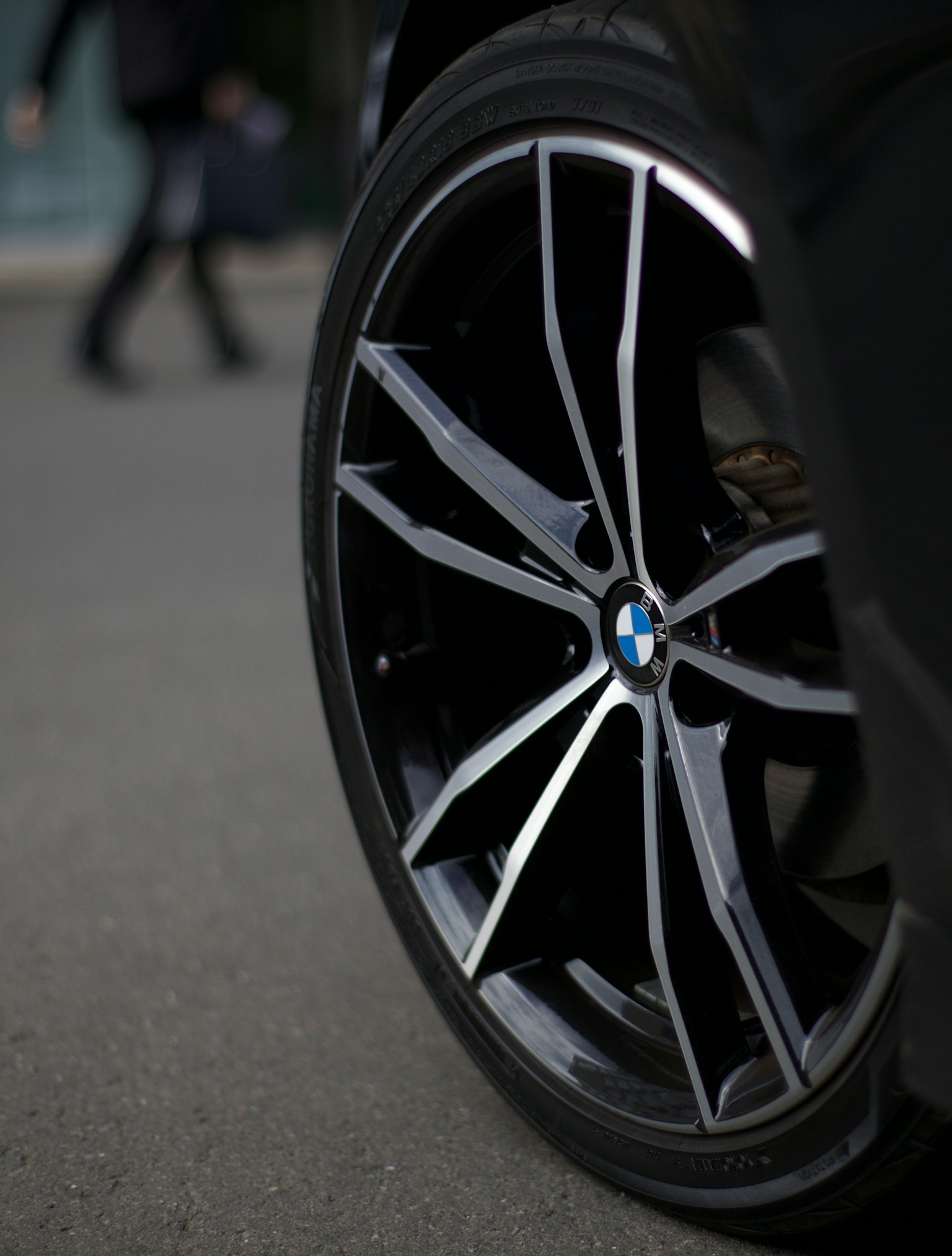 ภาพใกล้ของล้อ BMW ที่ทันสมัยแสดงให้เห็นการออกแบบที่ซับซ้อน