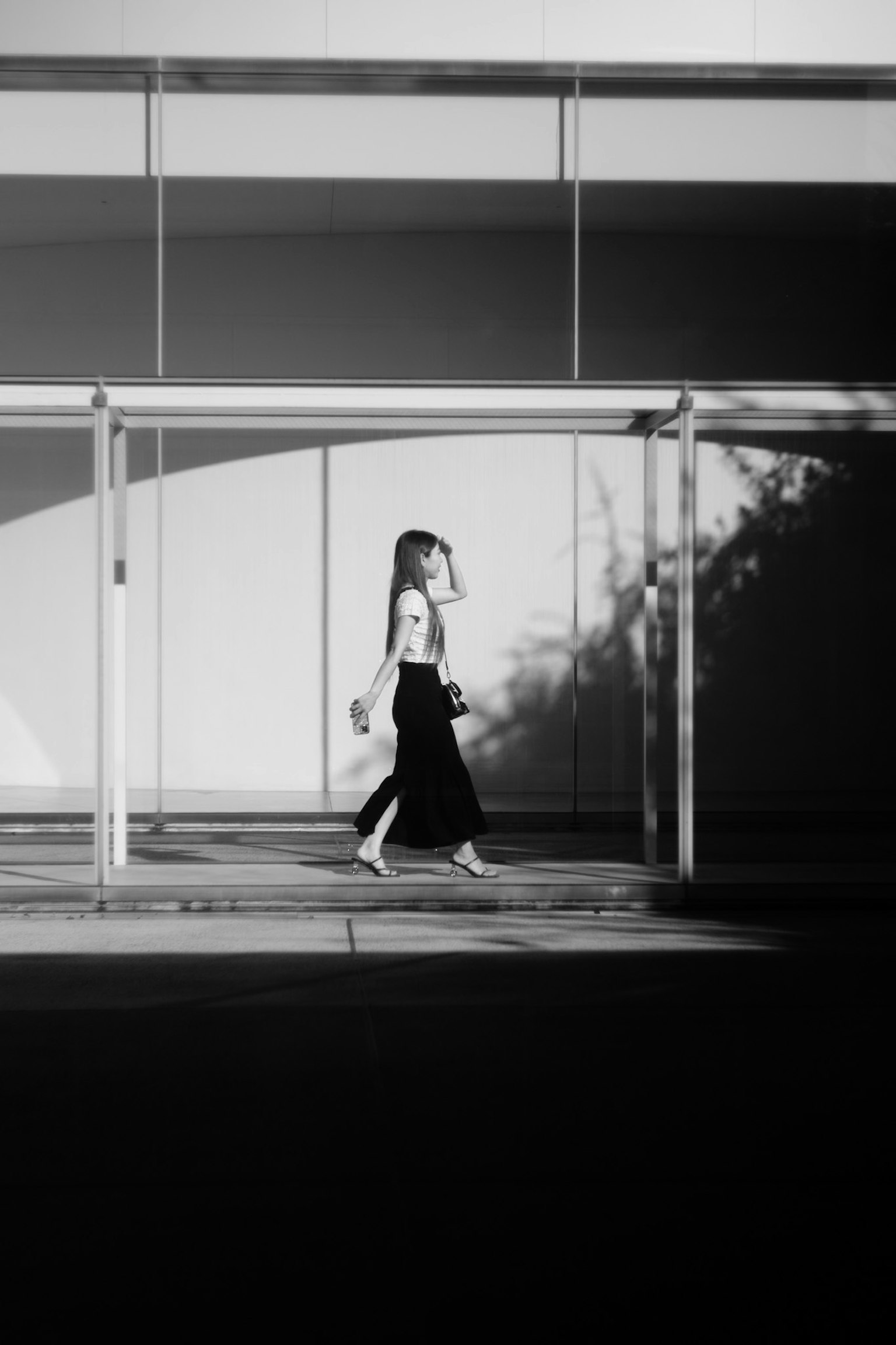 Silhouette d'une femme marchant sur un fond noir et blanc