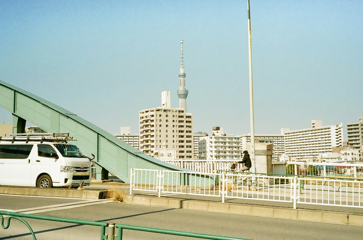 城市风景，东京晴空塔，桥上有车辆和行人