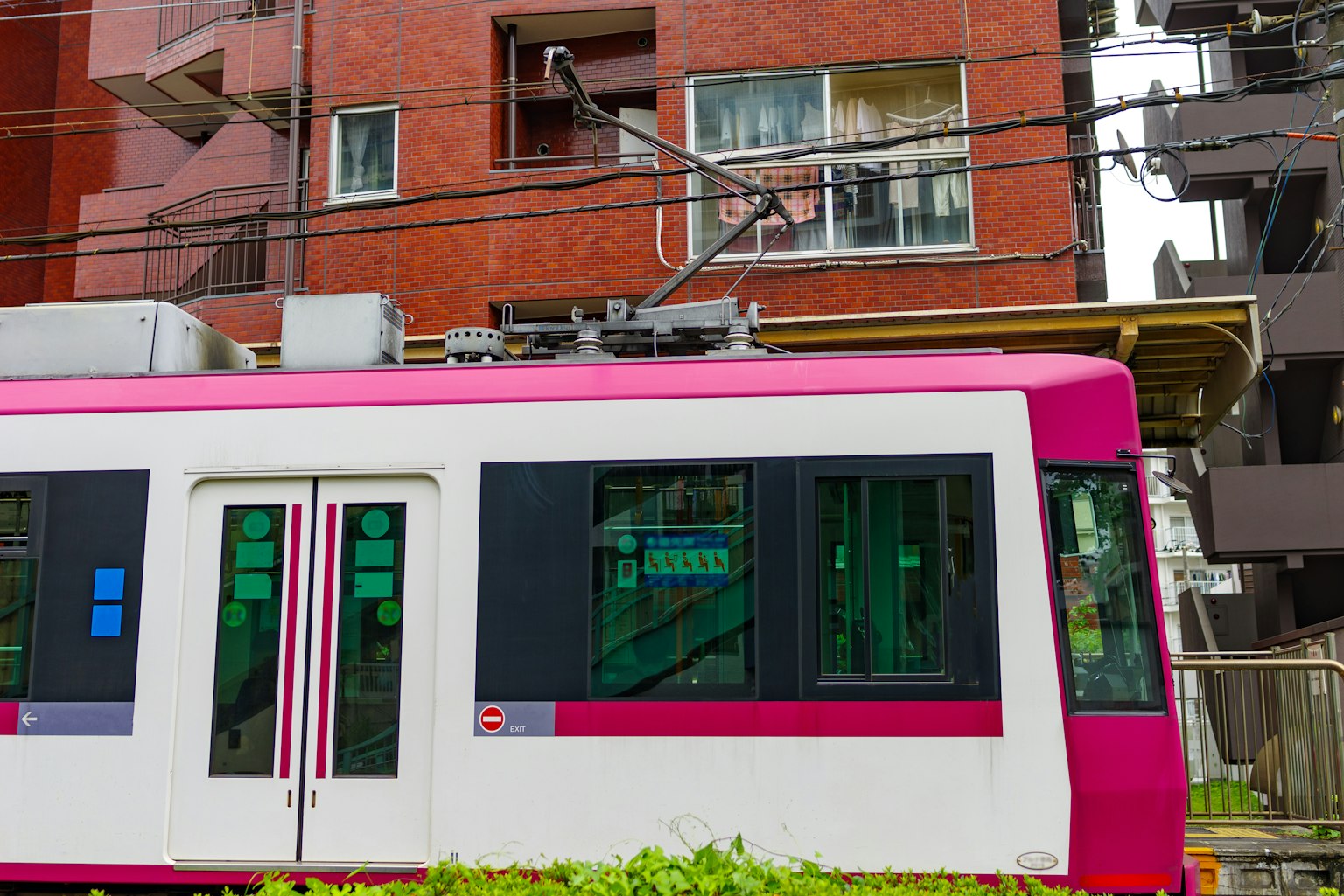 粉紅色列車在紅磚建築前