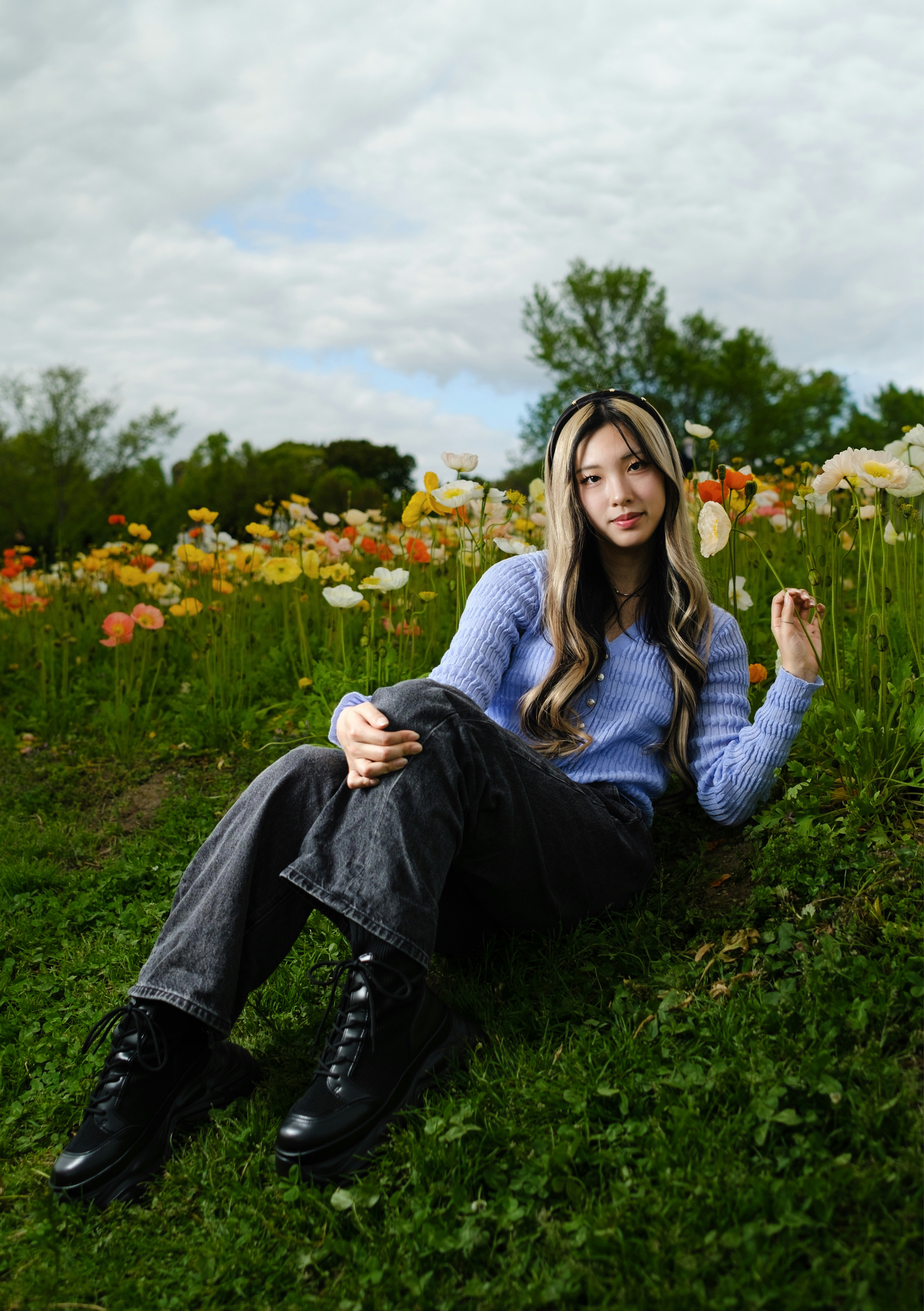花畑でオフストロボ撮影のドラマチックなポートレート