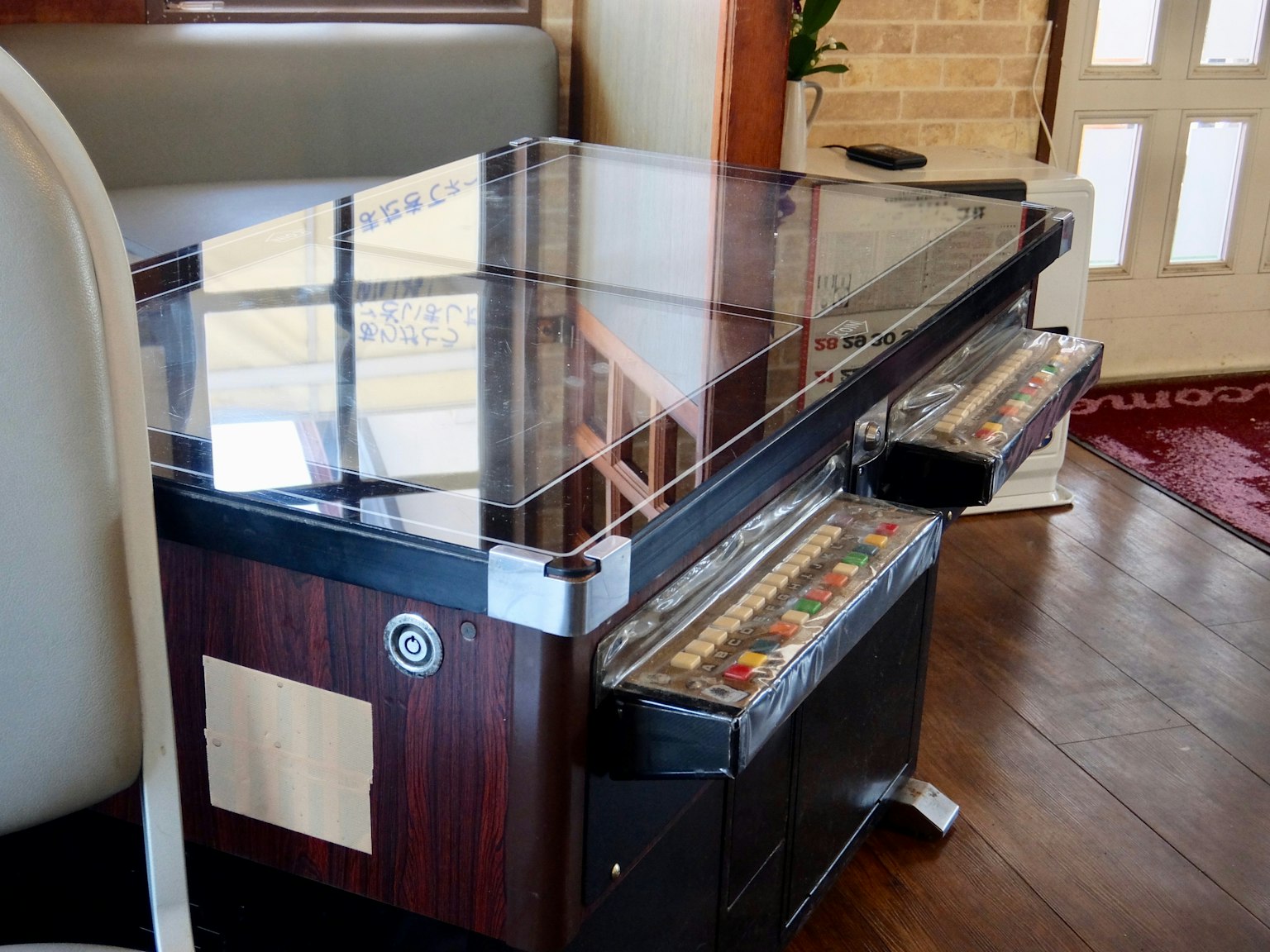 Eleganter Holztisch mit transparentem Glasoberteil