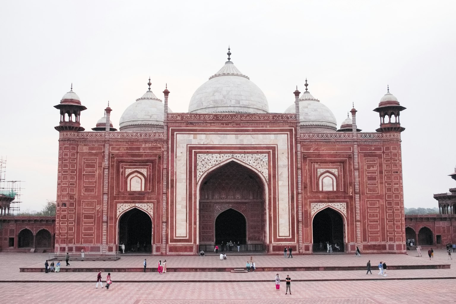 Außenansicht des Taj Mahal mit komplizierten Kuppeldetails