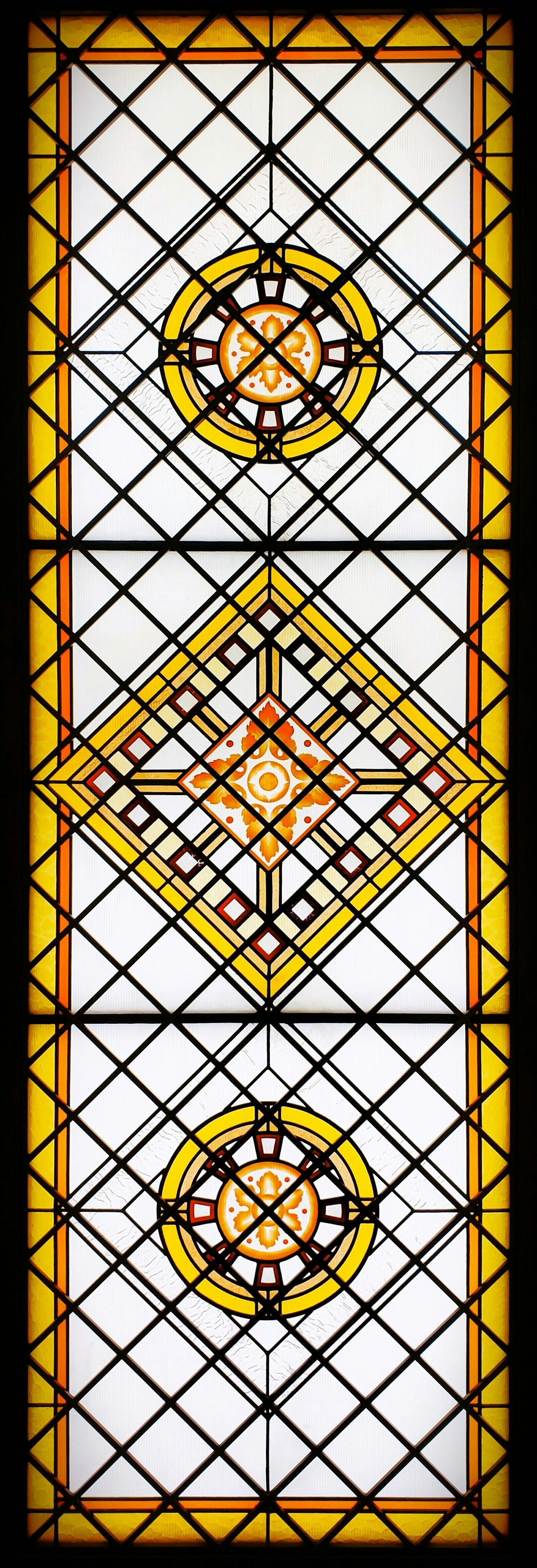 Buntes Glasfensterdesign vertikale Form Diamantmuster in der Mitte kreisförmige Motive oben und unten