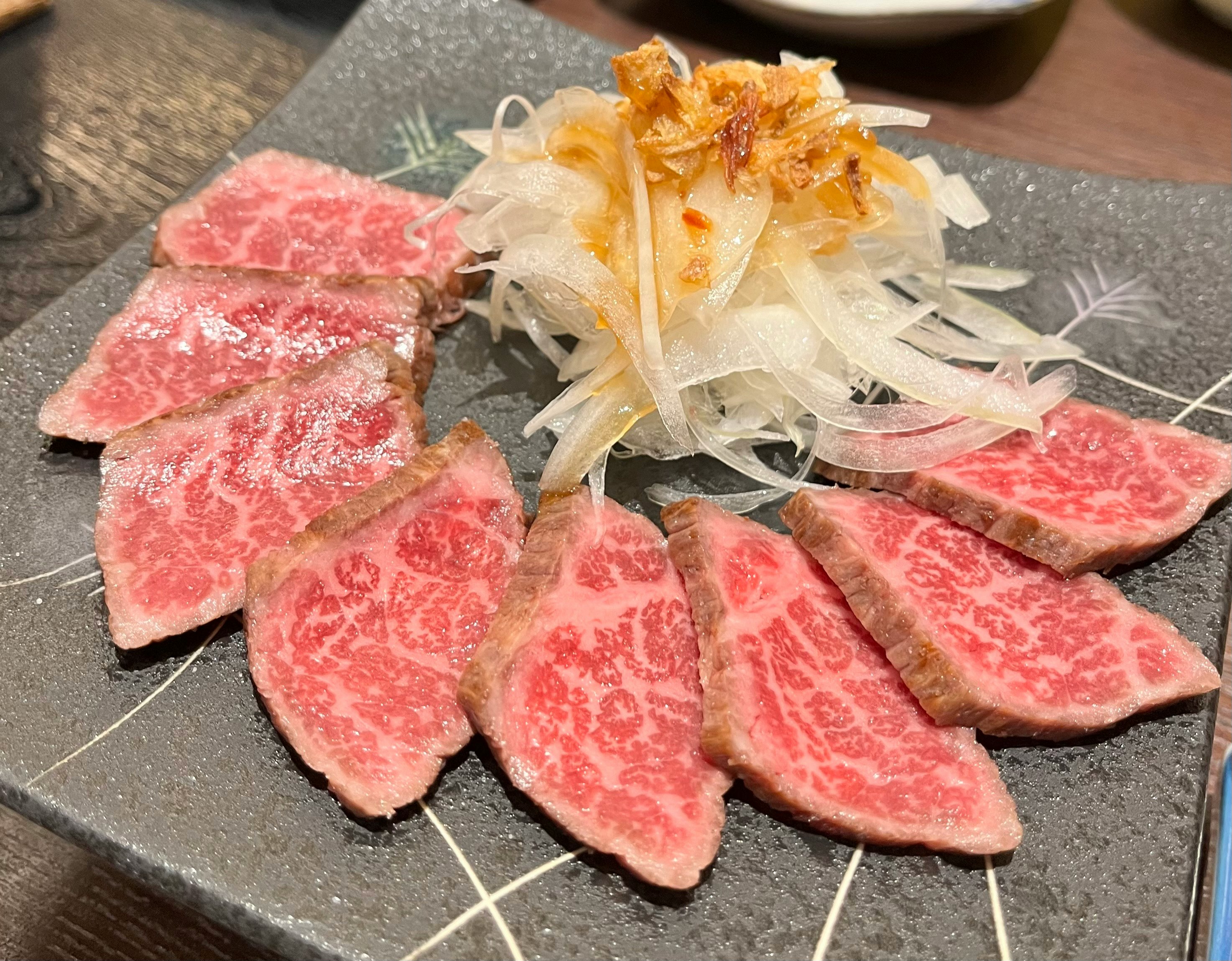 牛肉のたたき（ローストビーフ）と玉ねぎの盛り合わせ