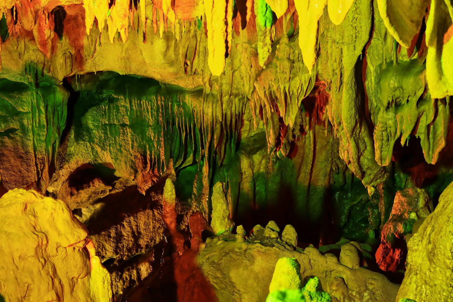 Bunte Stalaktiten und Stalagmiten im Inneren einer Höhle