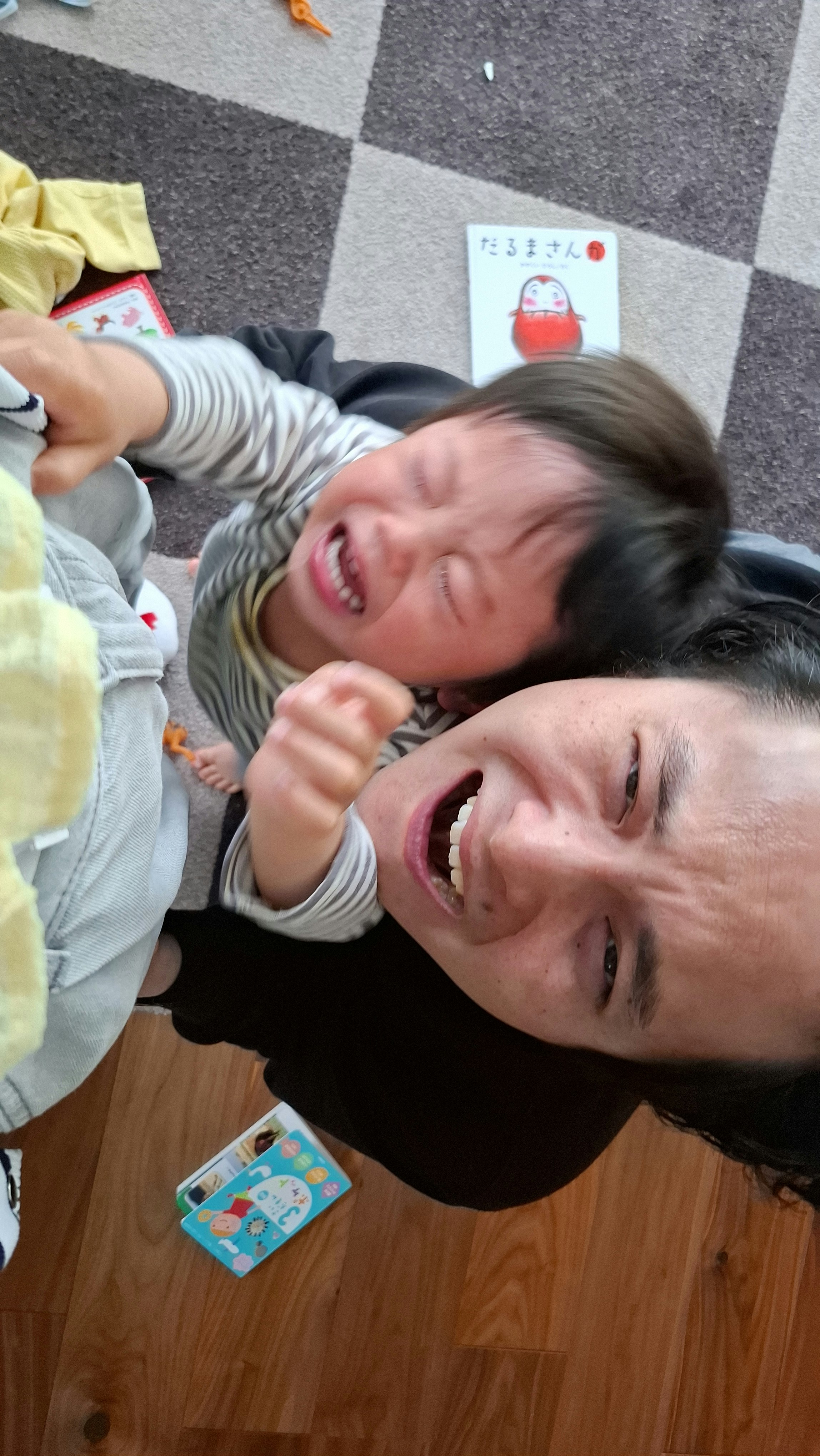 室内里抱着孩子的微笑家庭