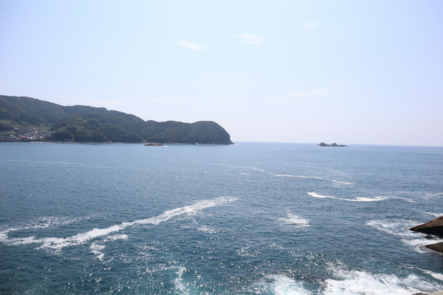 Pemandangan laut biru dengan ombak putih