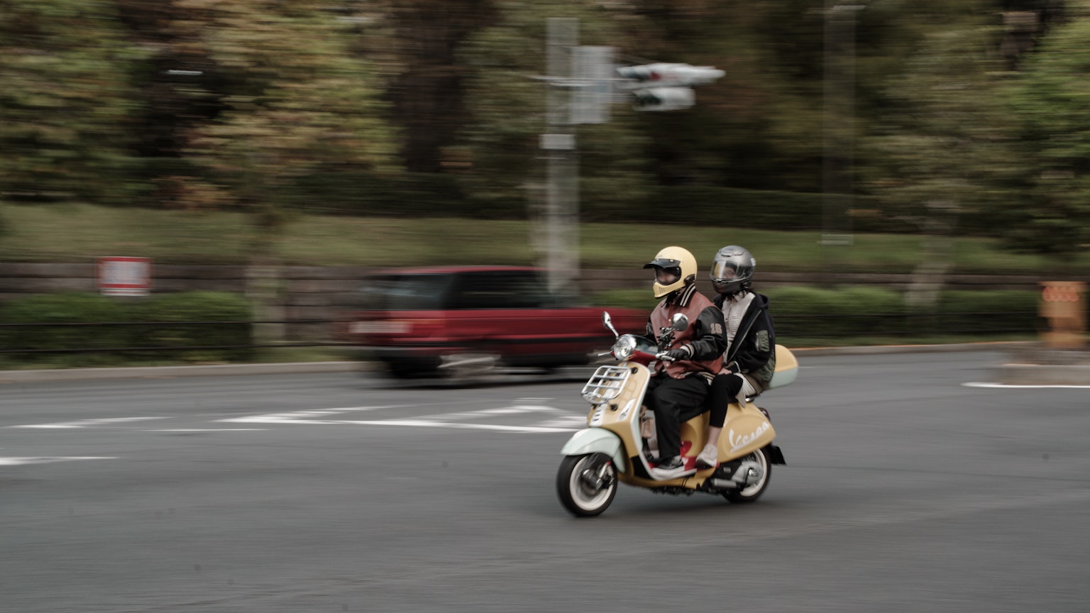 兩名騎手在街上騎著滑板車