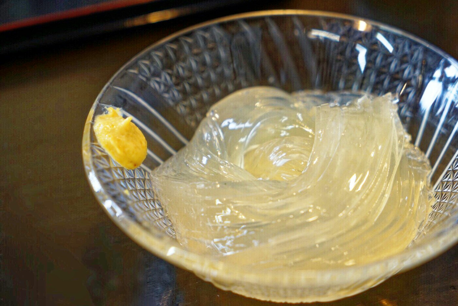 Postre de gelatina transparente con una rodaja de cítricos