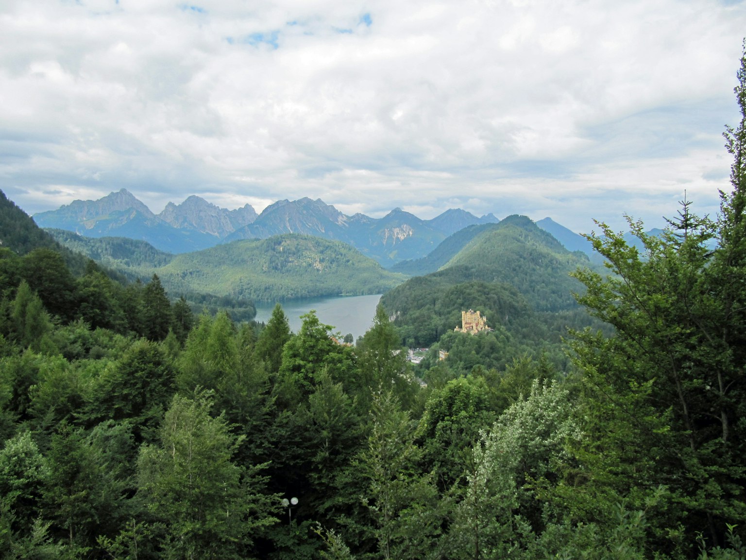 Malersicher Blick auf Berge und einen See umgeben von üppigem Grün