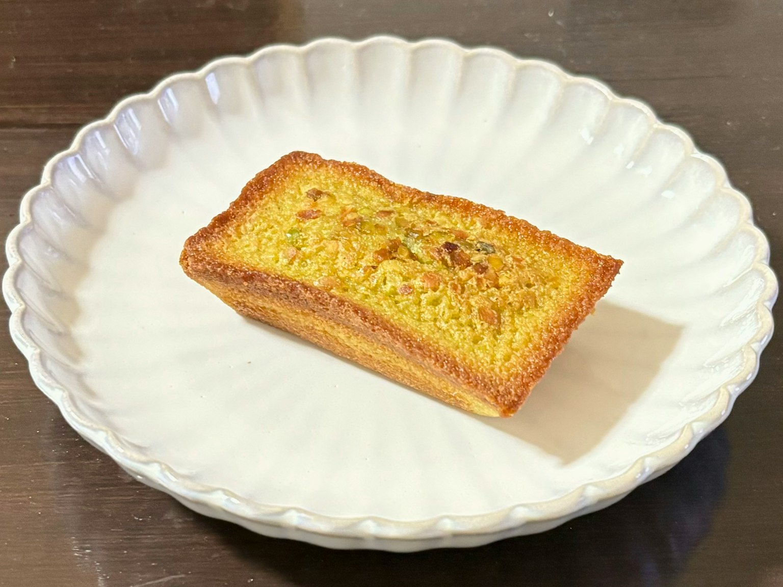 白色盤子上的金黃色長方形烘焙食品