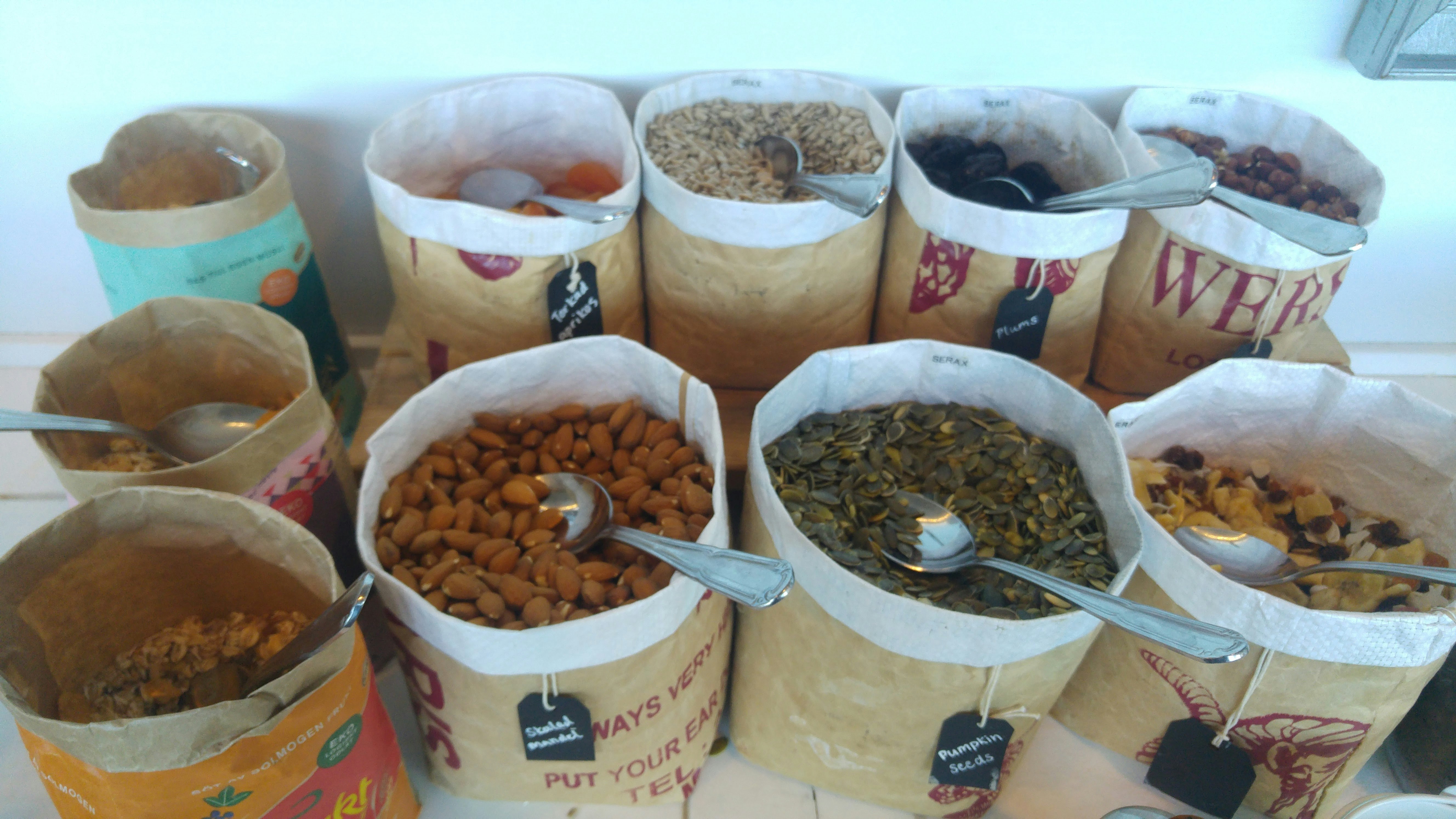 campuran kacang dan biji-bijian dalam kantong