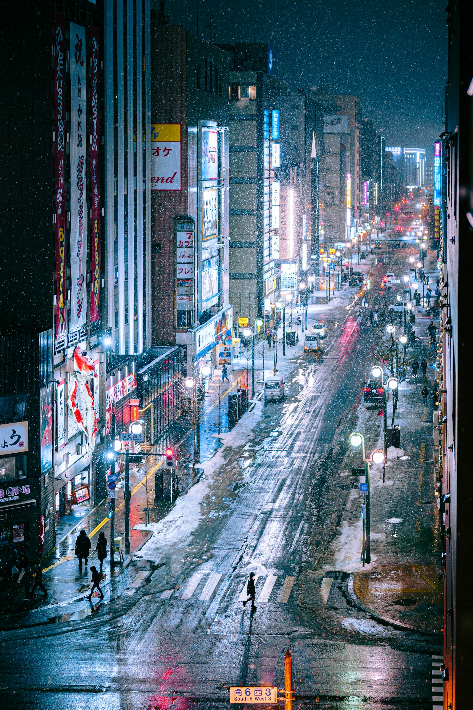 눈 속의 도시 거리 밝은 네온사인과 젖은 포장도로