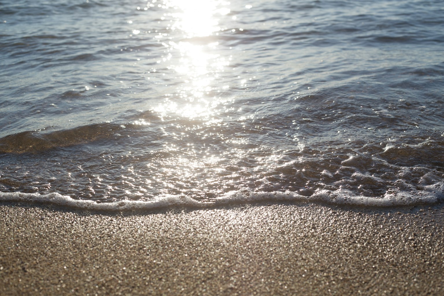 Escena de playa con olas que acarician suavemente la orilla