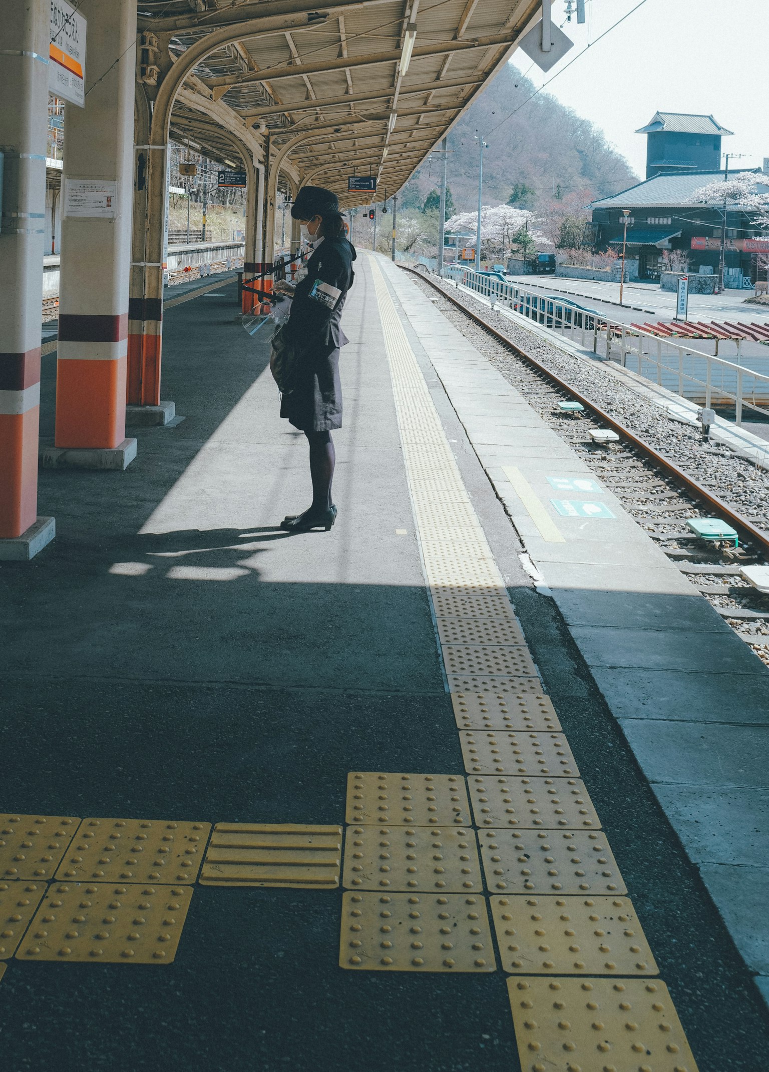 站在安靜火車站月台上的女性輪廓