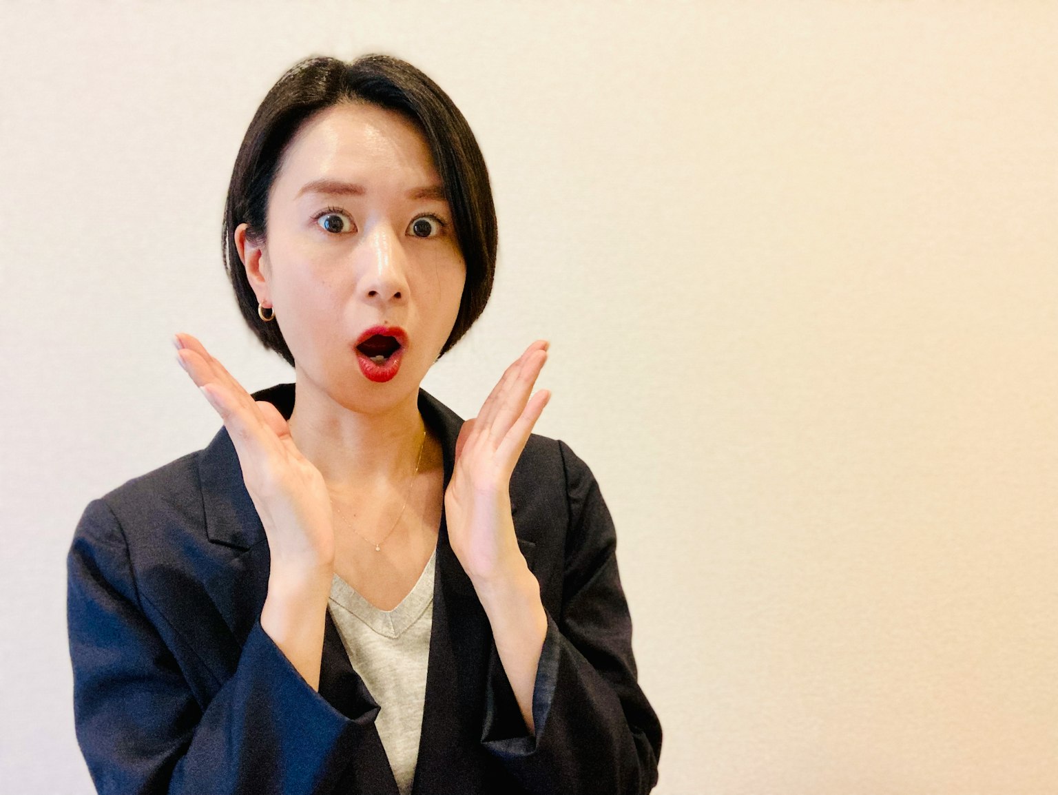 一位惊讶的女性双手托着脸颊