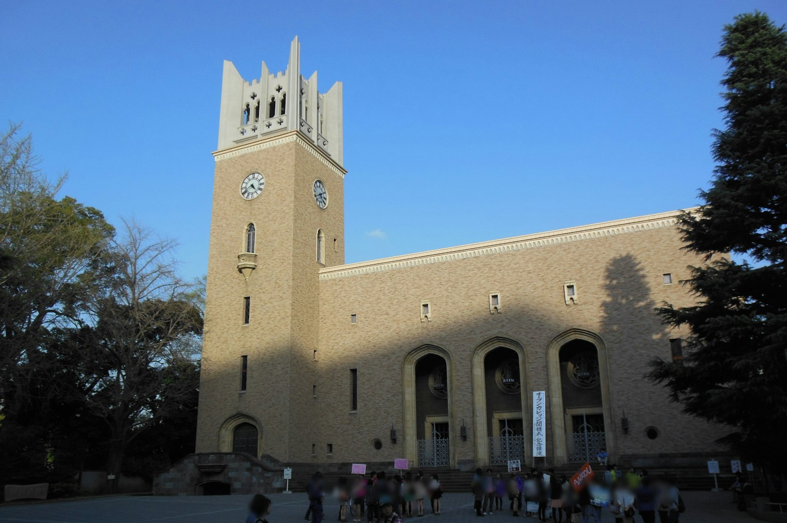 Bâtiment historique avec une haute tour et ciel bleu