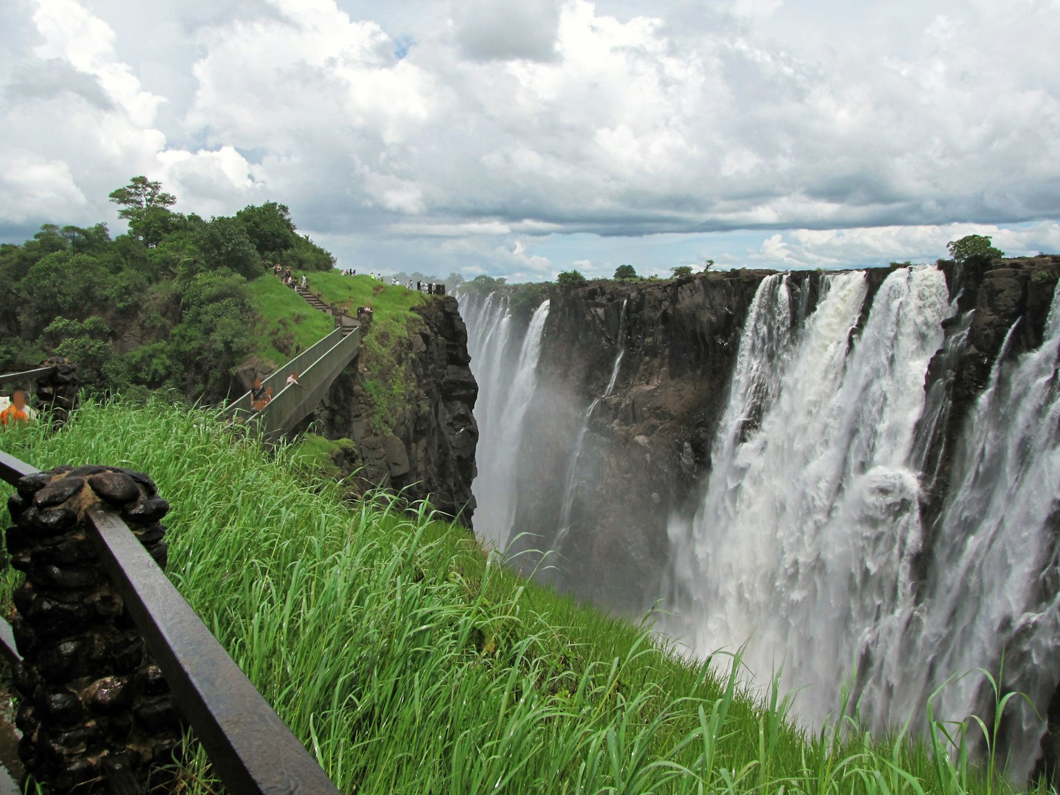 Scena di una cascata con vegetazione lussureggiante attorno