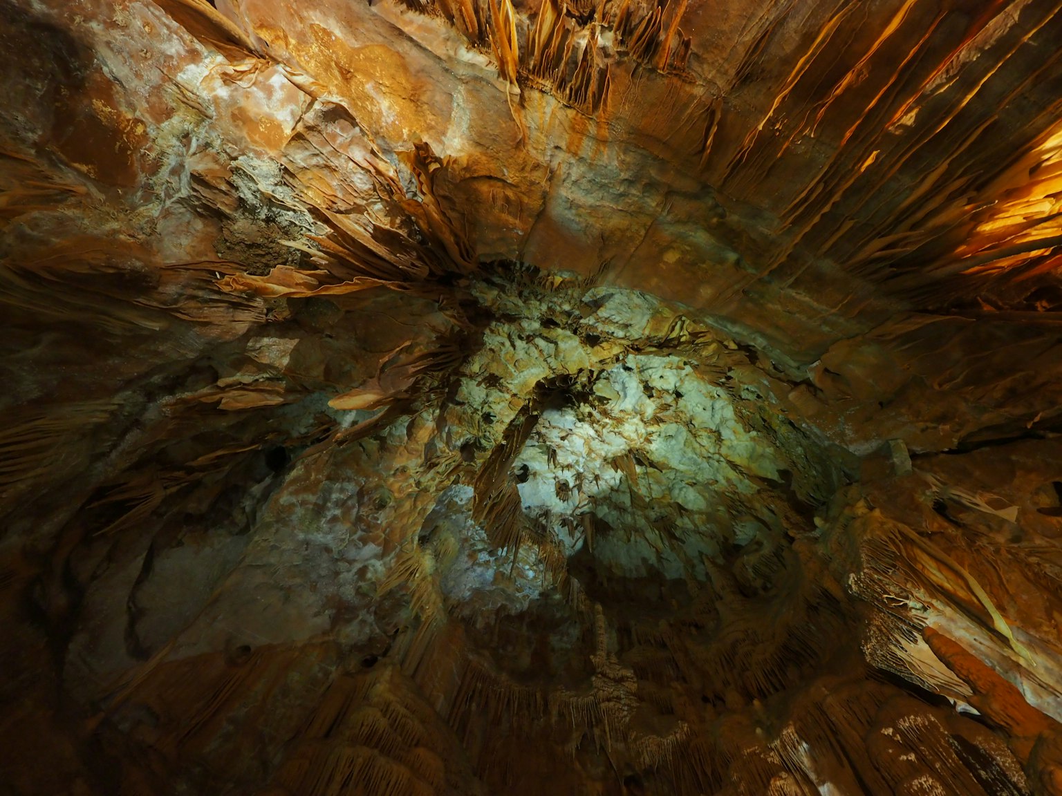 Plafond de grotte présentant de magnifiques motifs de minéraux dorés et bleus