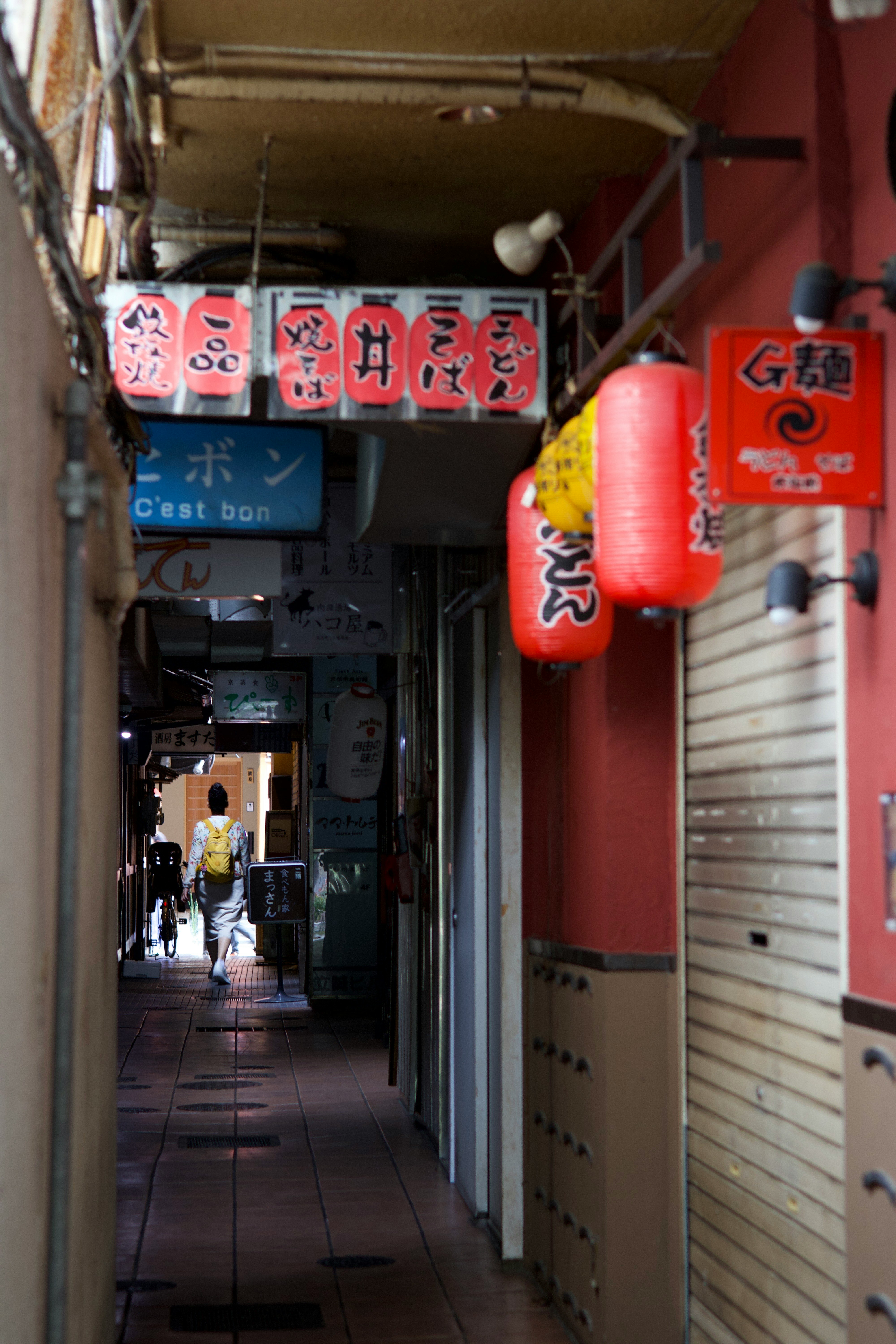 路地裏の飲み屋街で提灯と看板が並ぶ通り