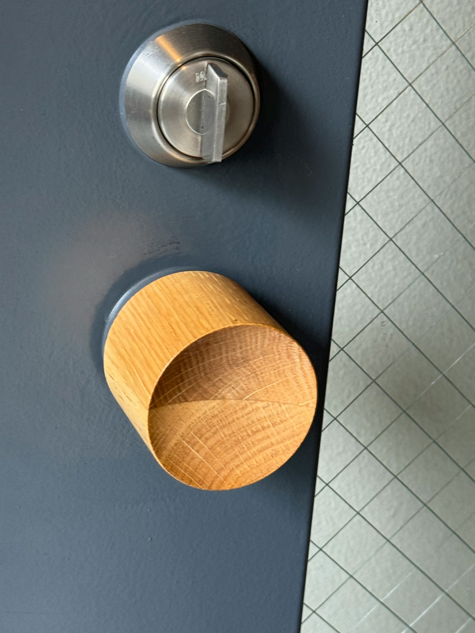 Immagine di una maniglia di porta in legno e di una serratura in metallo su una porta