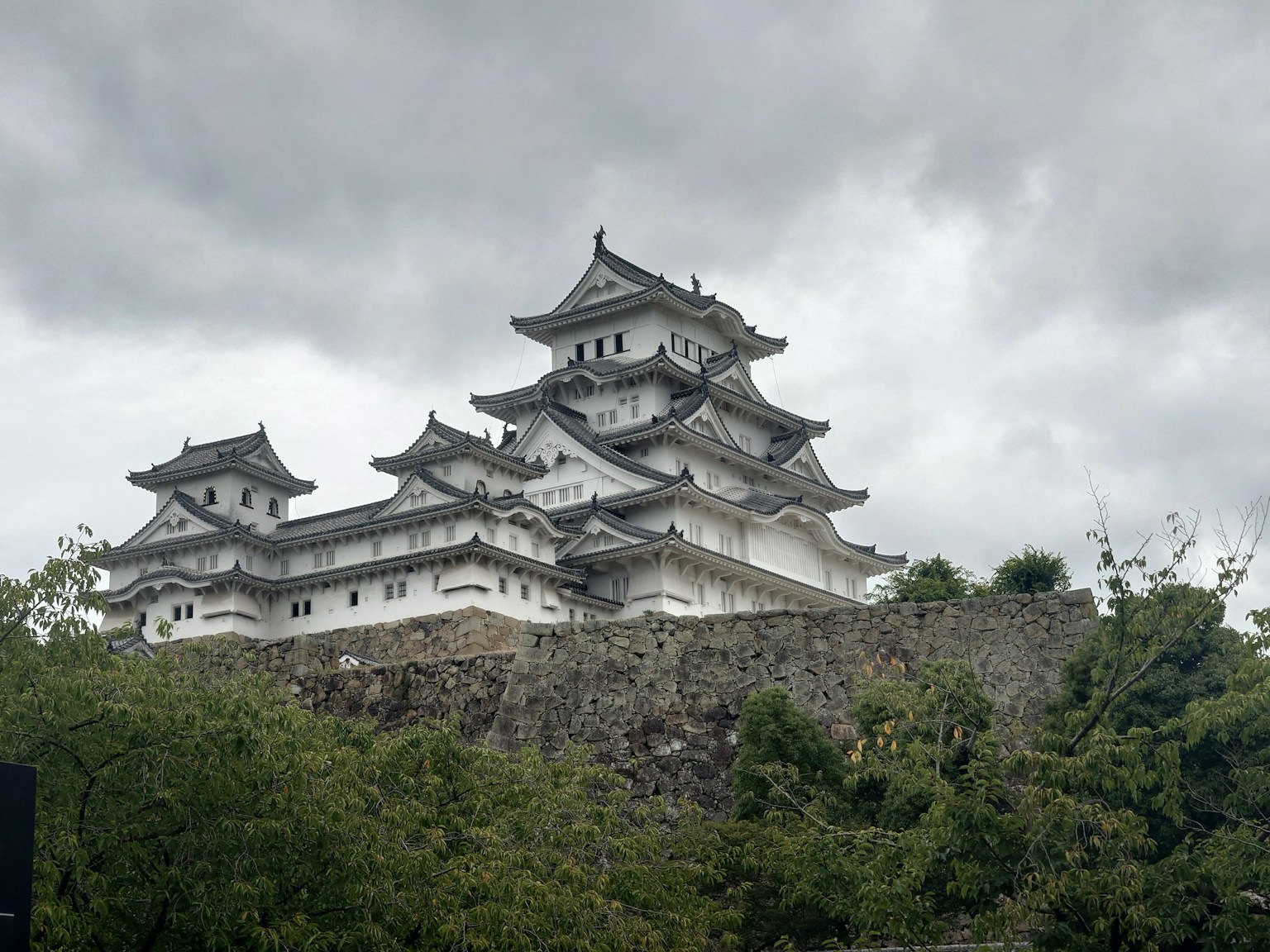 姬路城的宏偉白色建築和灰色天空