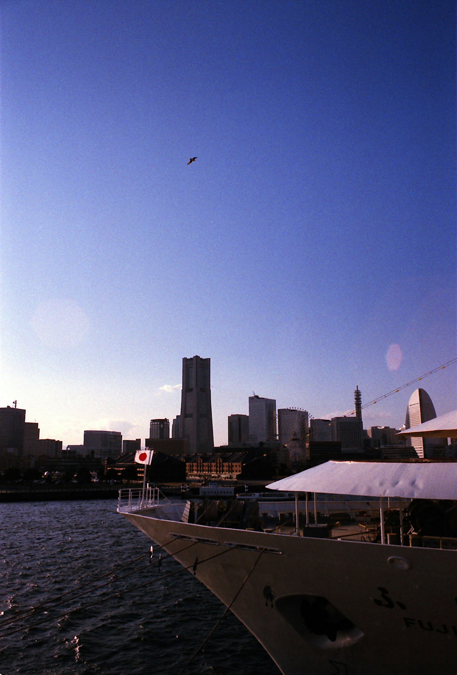 Sonnenuntergangsansicht eines Schiffs und der Skyline von Yokohama