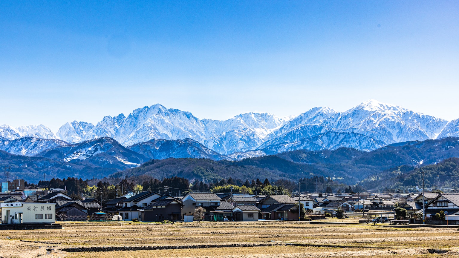 Schneebedeckte Berge mit einer ruhigen Dorflandschaft