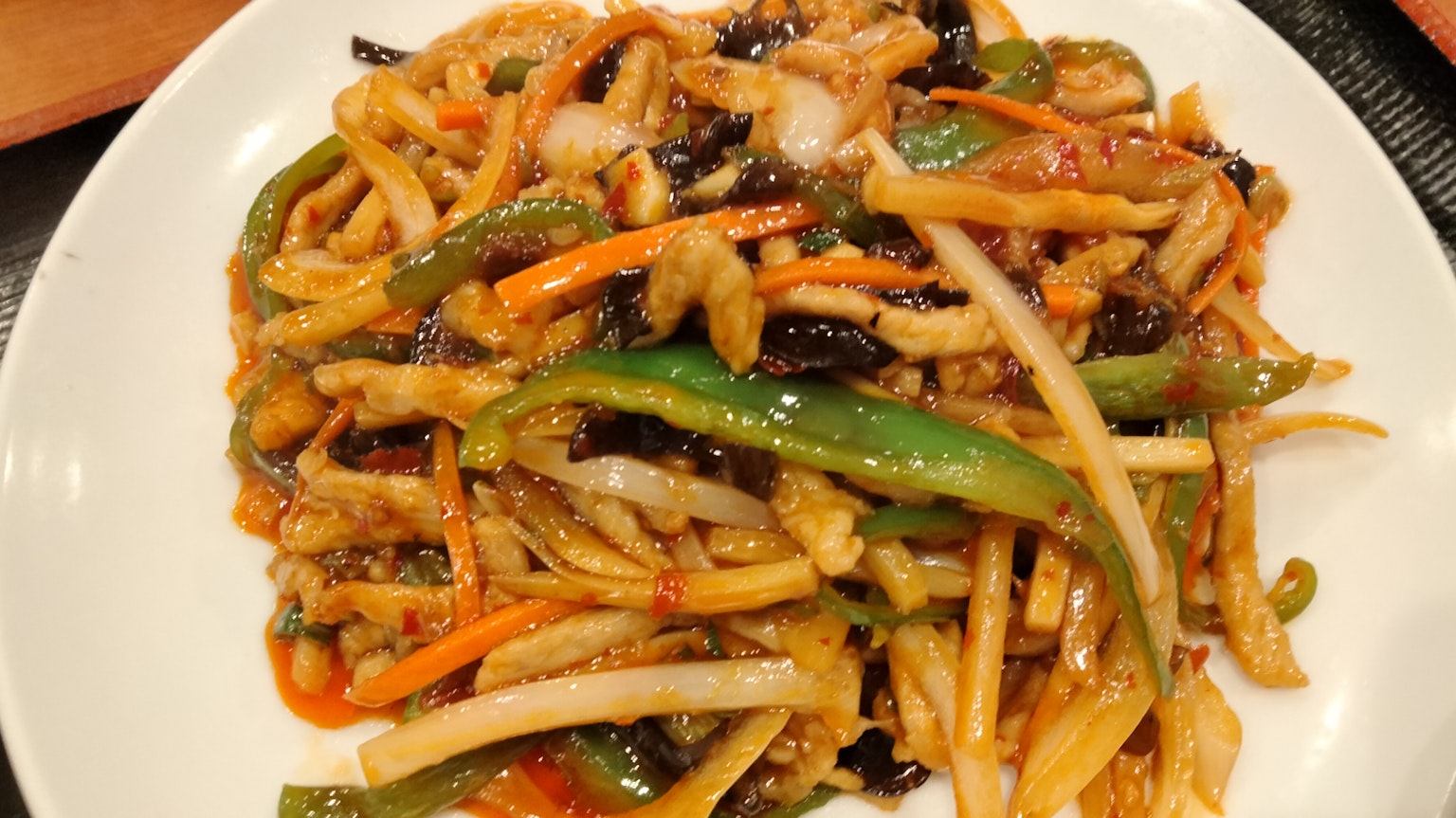 Plat de légumes colorés avec des nouilles longues