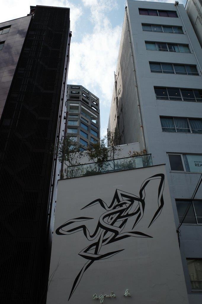高層ビルの間に描かれた壁のグラフィティ