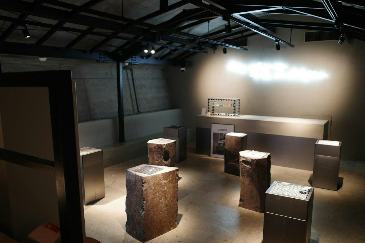 现代展览空间，石制底座和金属柜台