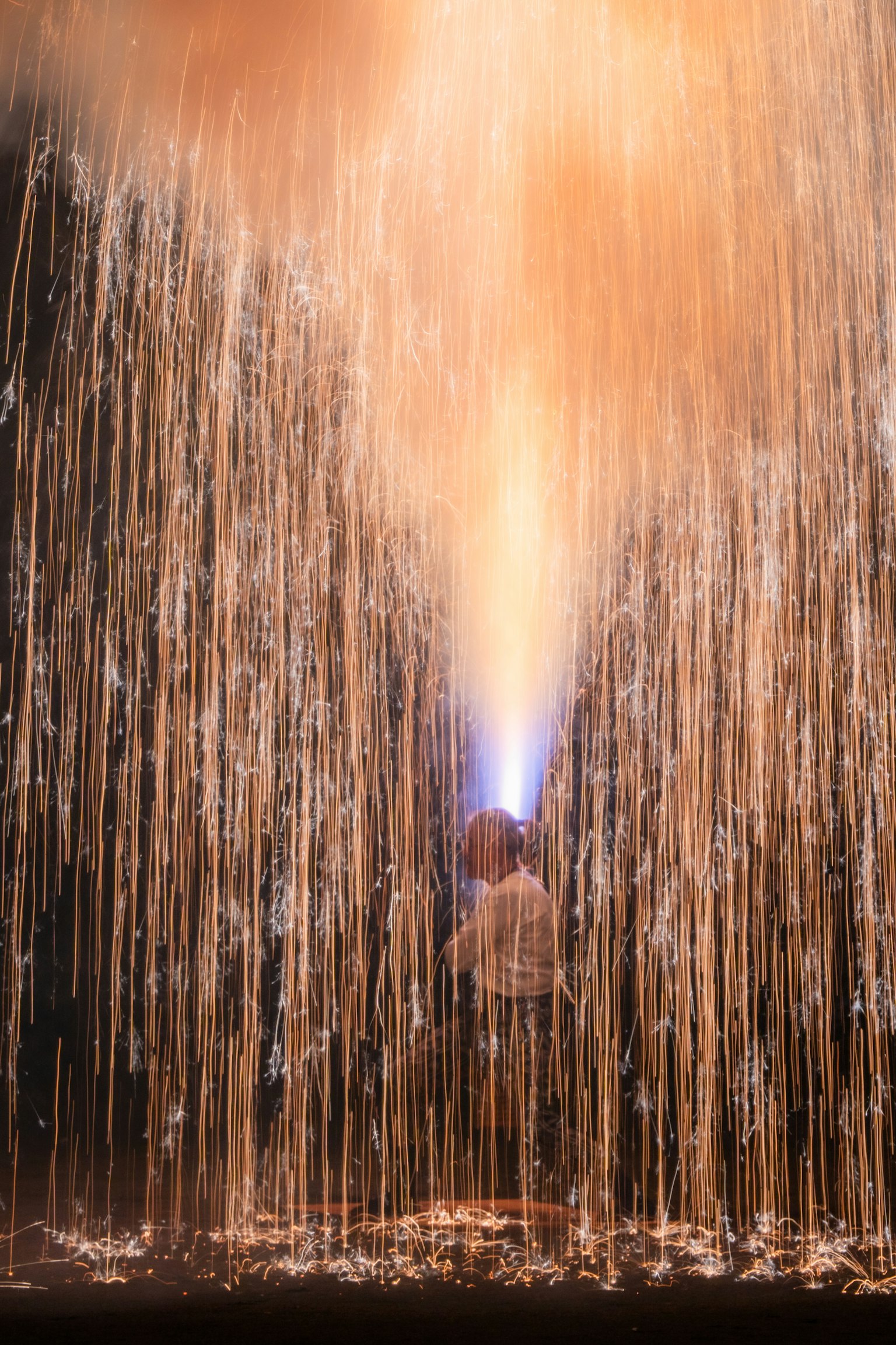 Una cortina d'acqua da una fontana con effetti di luce in una scena notturna