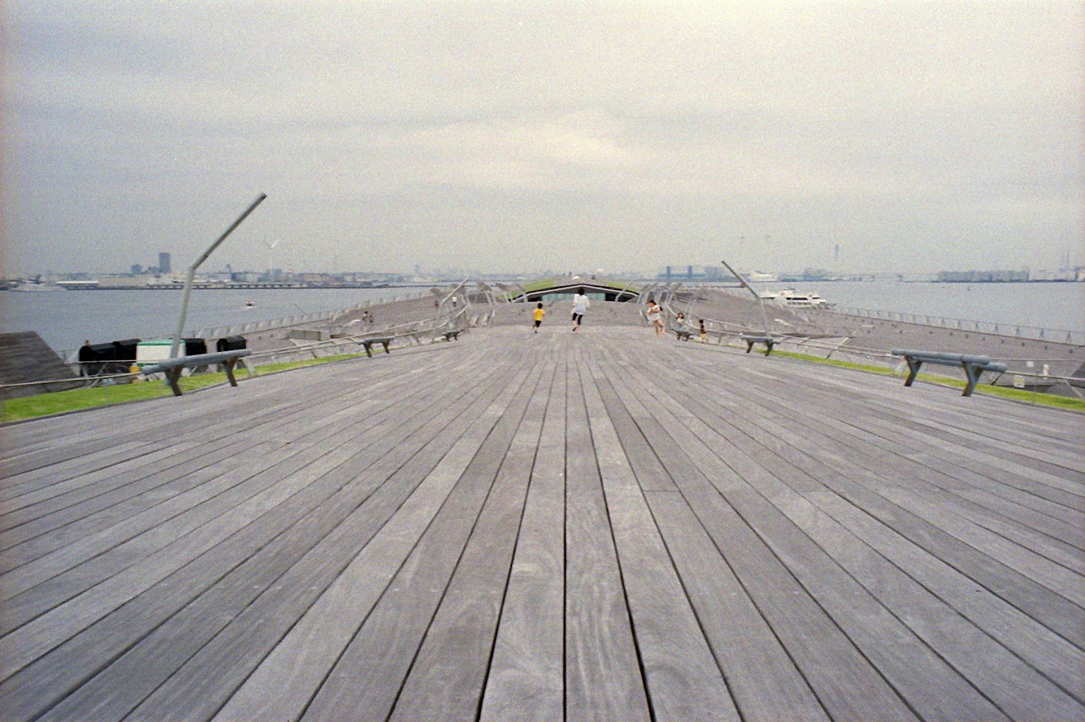 Holzdeck am Meer mit bewölktem Himmel