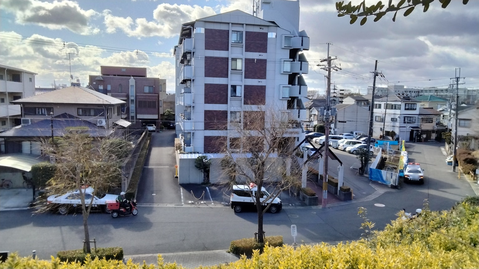 Immeuble d'appartements dans une zone résidentielle avec parking