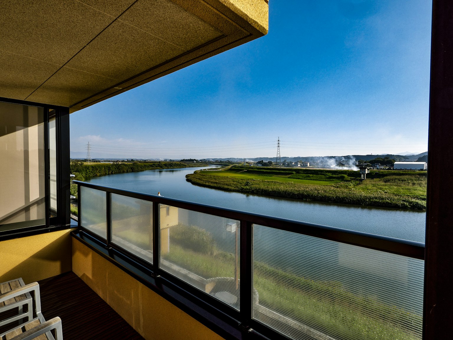 Vista de un río y un paisaje verde desde un balcón