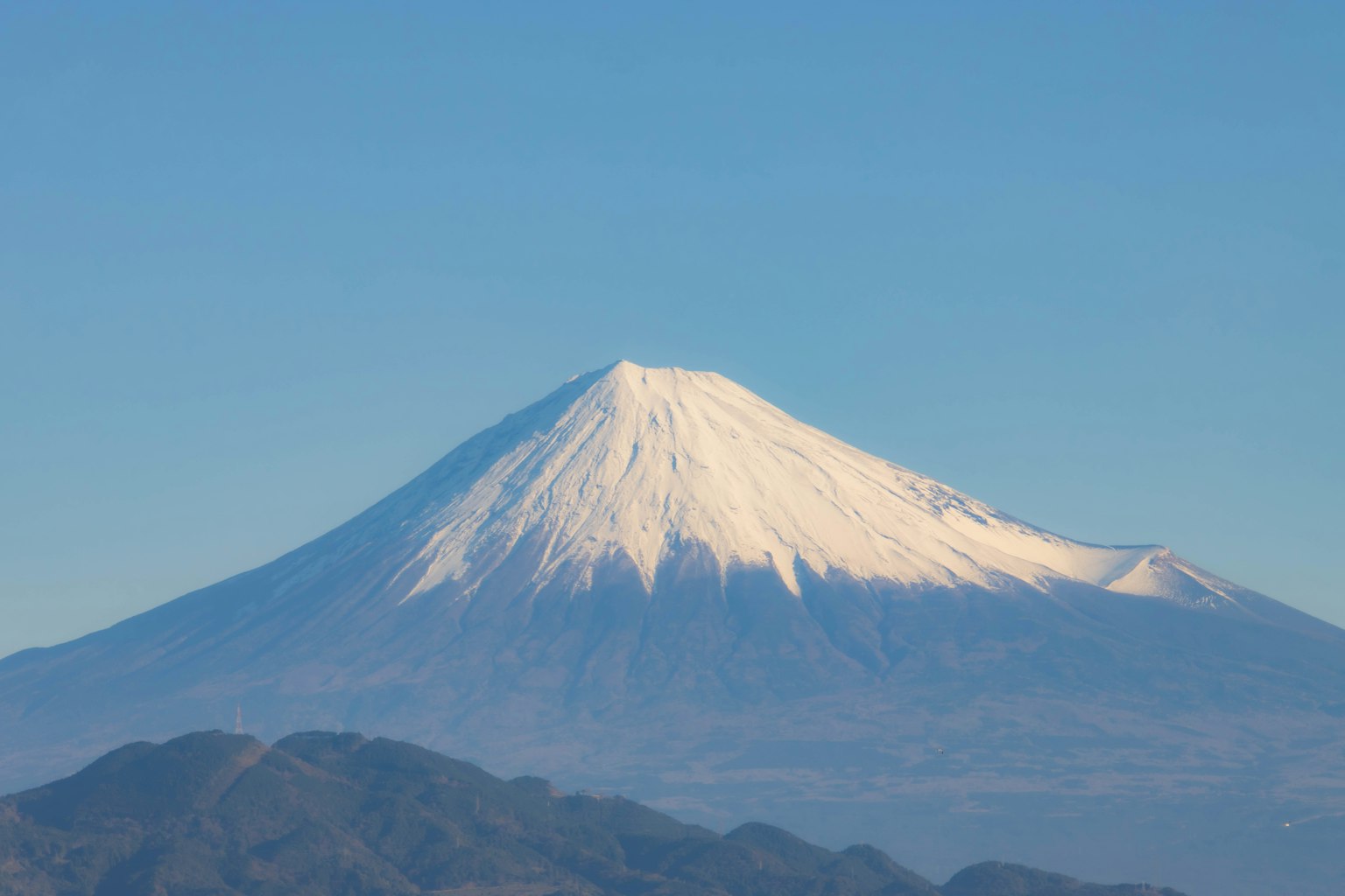 Schöne Aussicht auf den schneebedeckten Fuji unter einem blauen Himmel