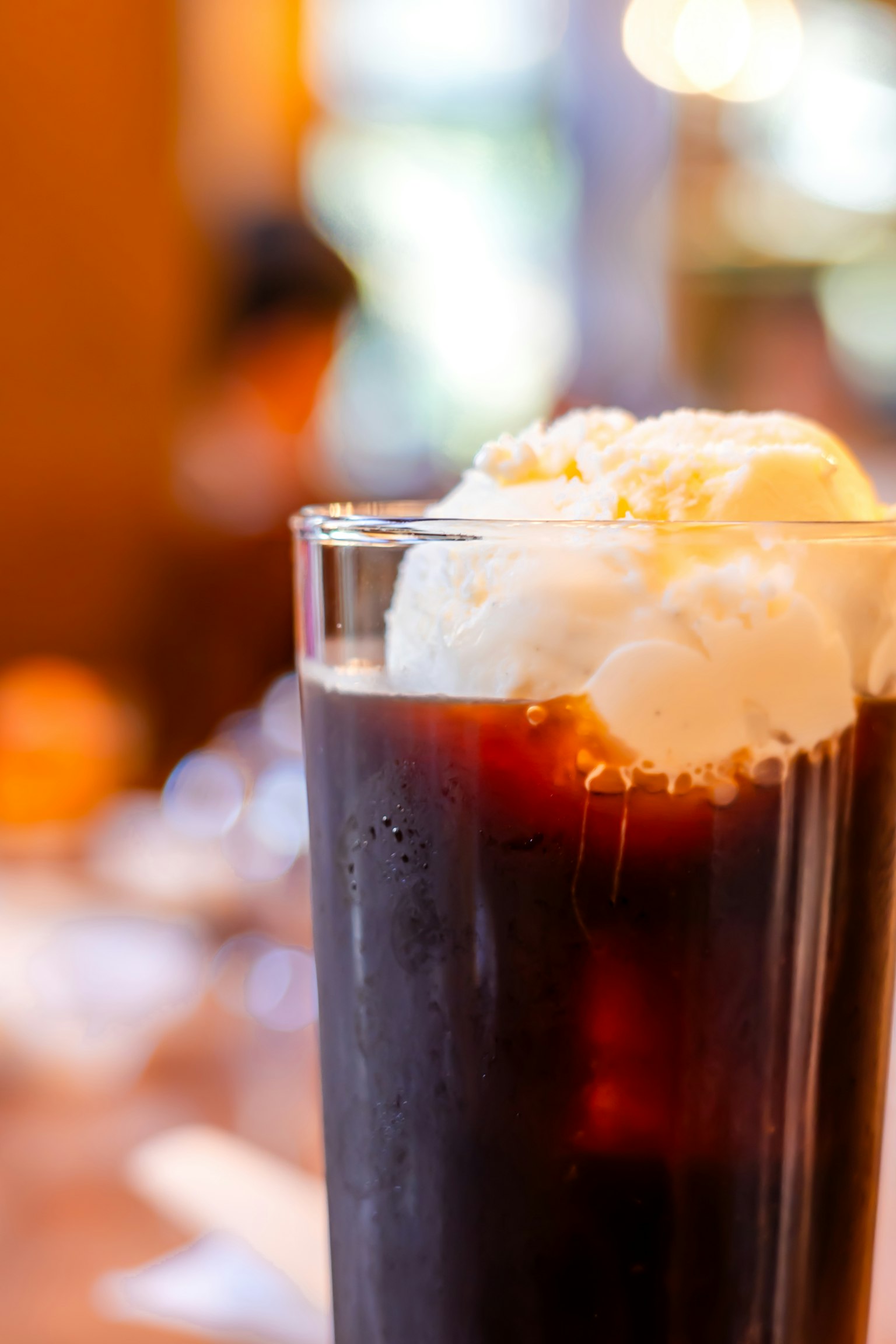 Un bicchiere di caffè freddo guarnito con gelato