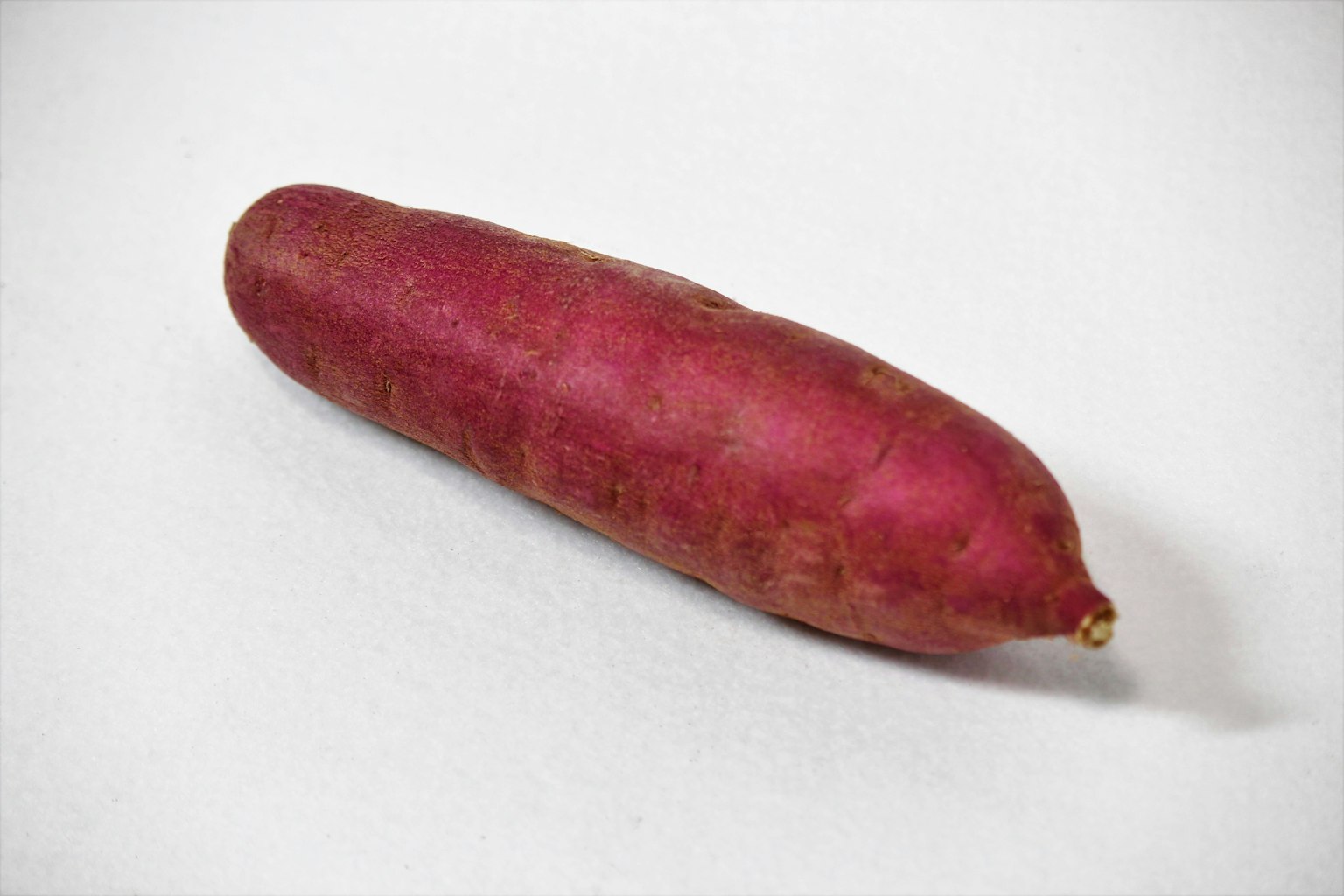 Una patata dolce con una forma distintiva e un colore vivace