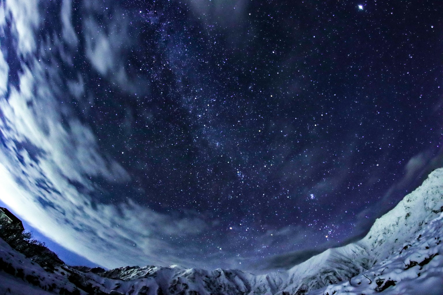 夜空中星星與雲彩的全景捕捉