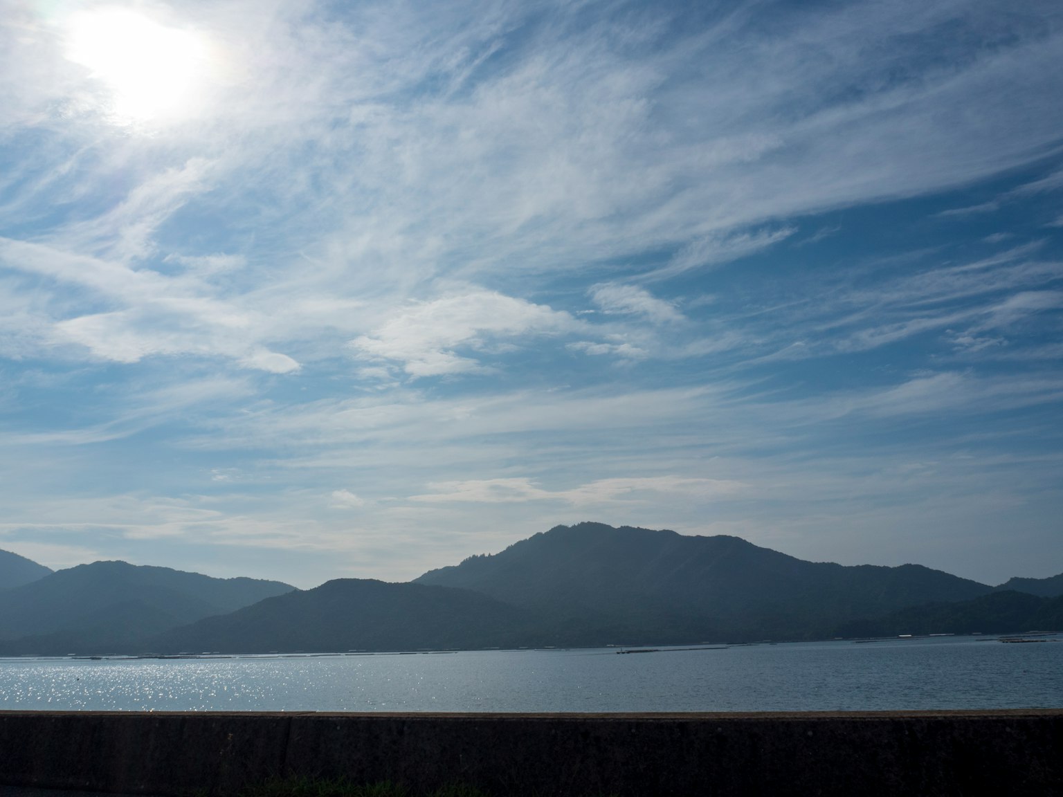 美麗的風景，藍天和雲彩，山和湖