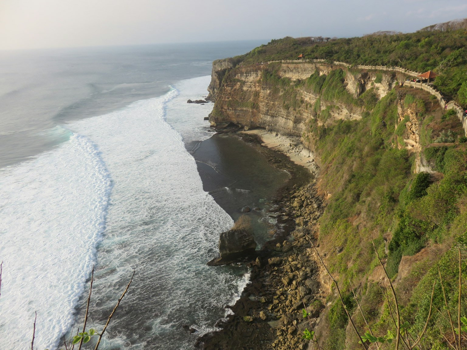 Côte pittoresque avec des falaises et des vagues frappant les rochers