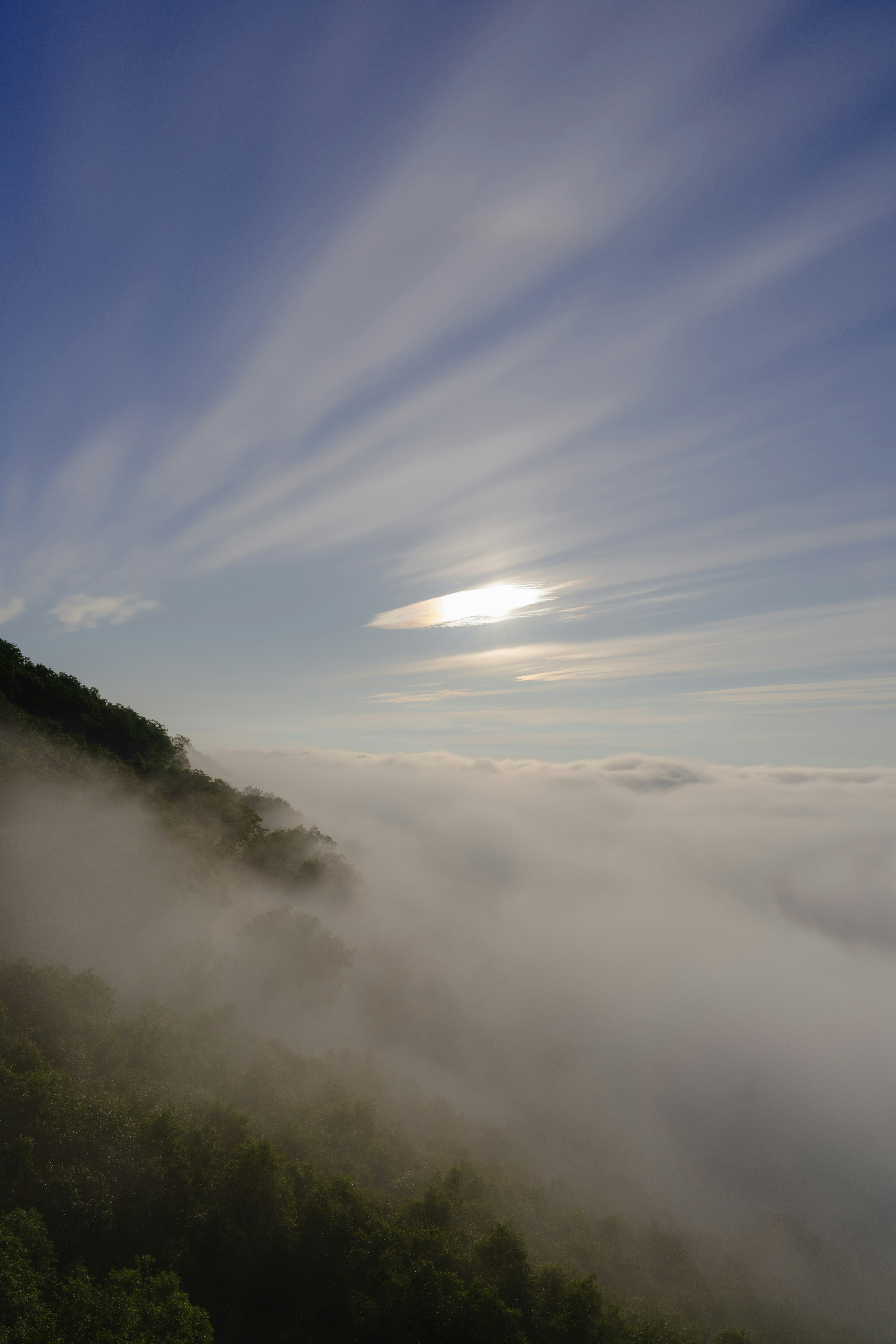 霧に包まれた山並みと朝焼けの空
