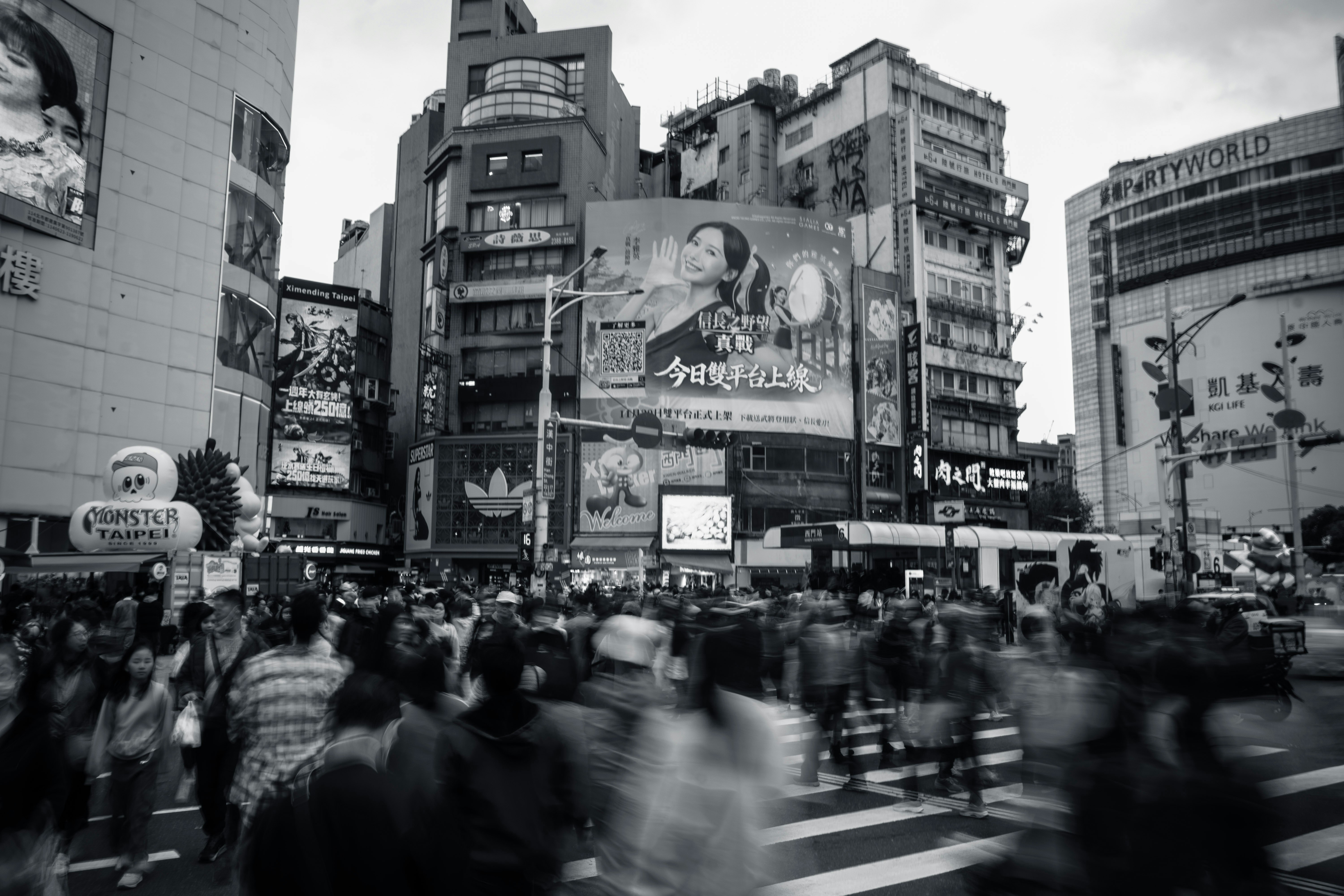 intersection urbaine à Taipei avec foule et panneaux