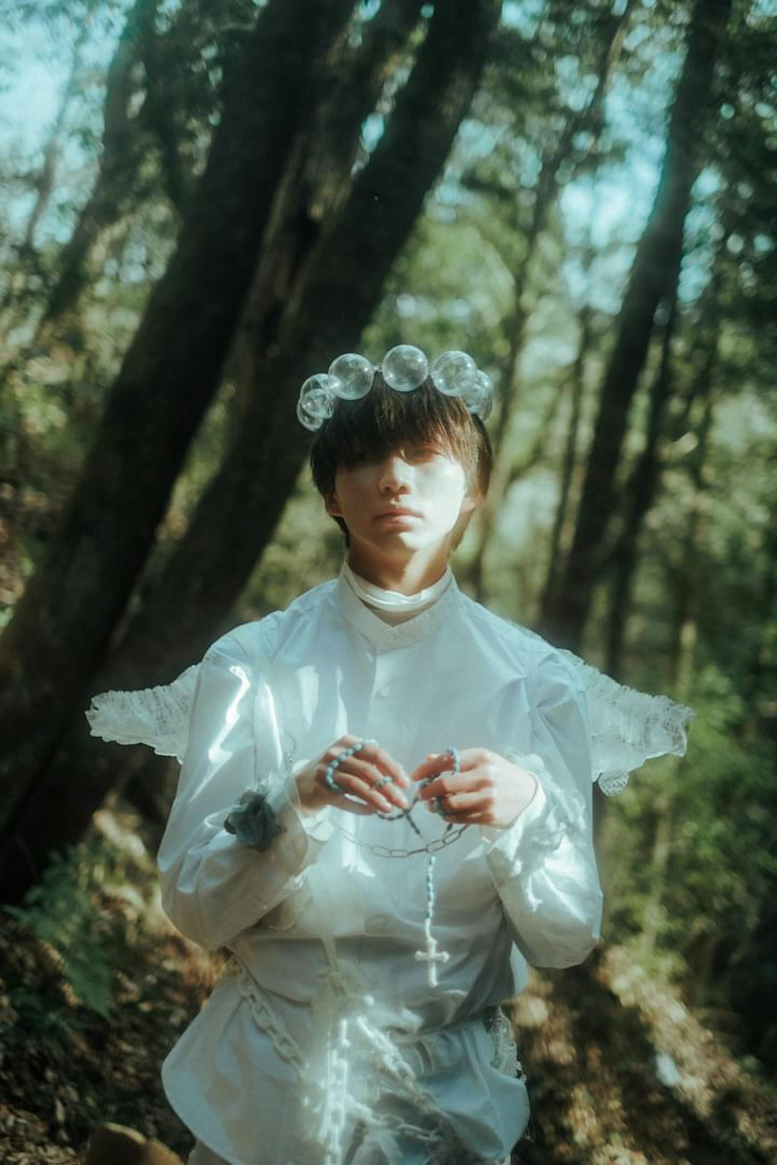 森林中穿著白色裙子戴著花冠的女性
