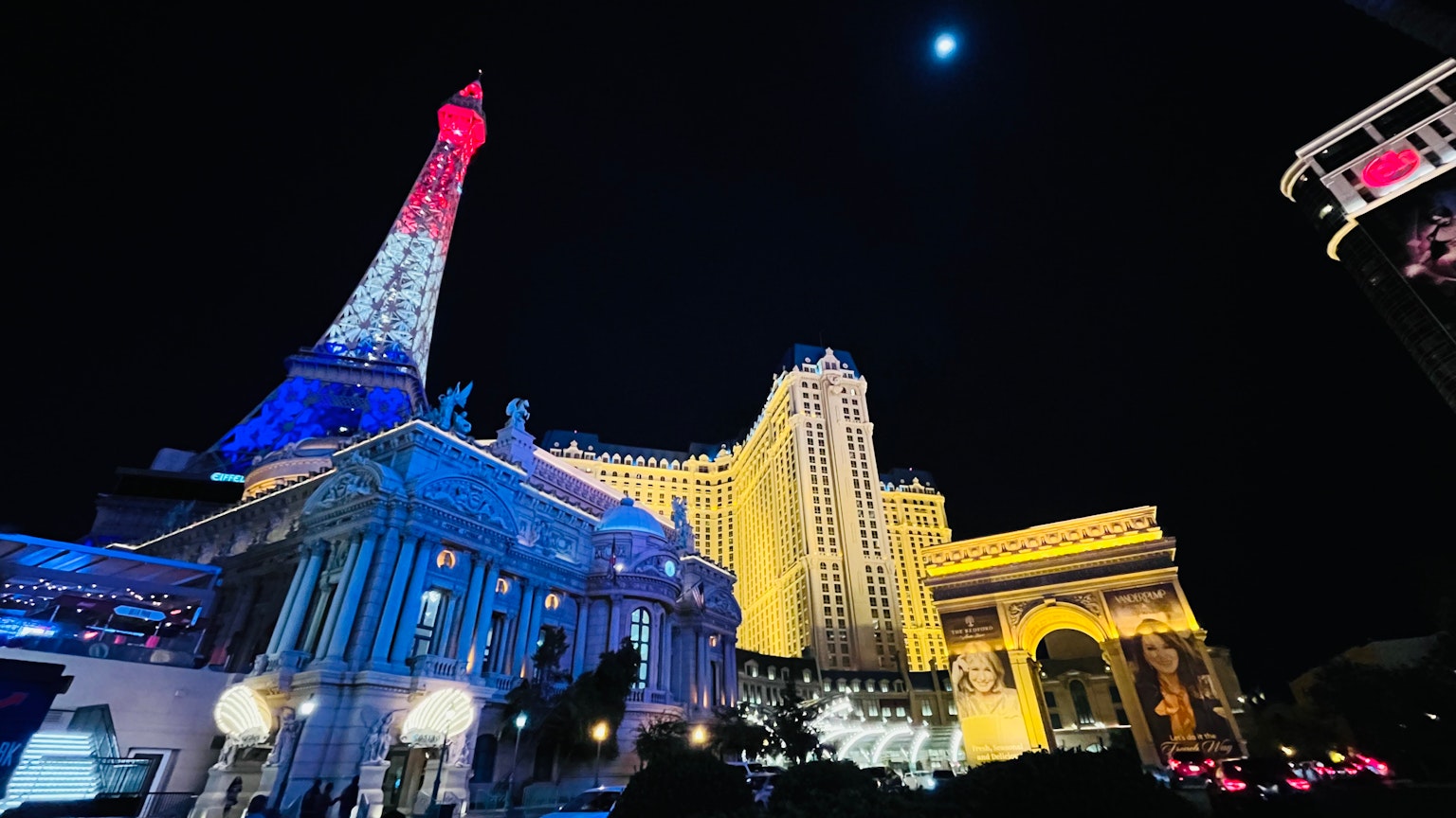 Replica della Torre Eiffel illuminata e casinò a Las Vegas di notte