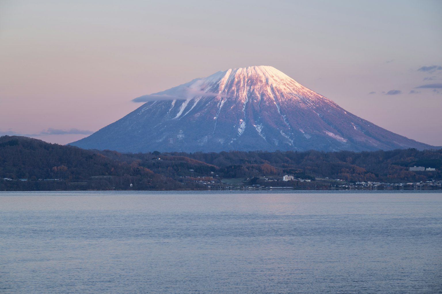 暗い背景にシンプルなグレーのパターン