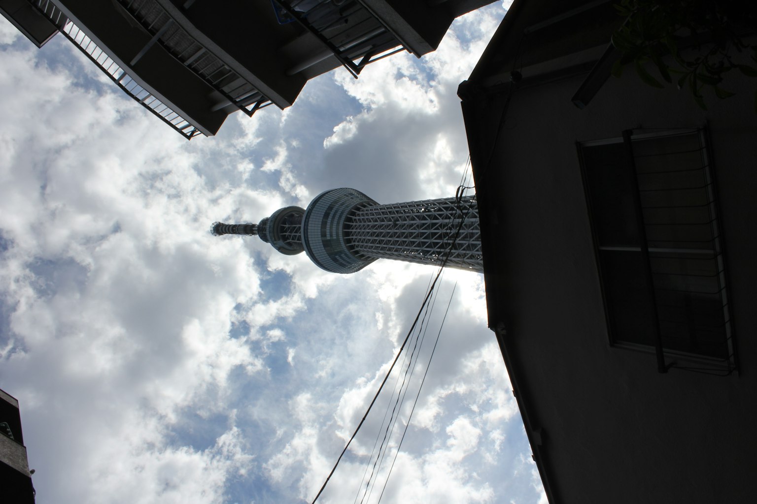 Tokyo Skytree che svetta tra le nuvole